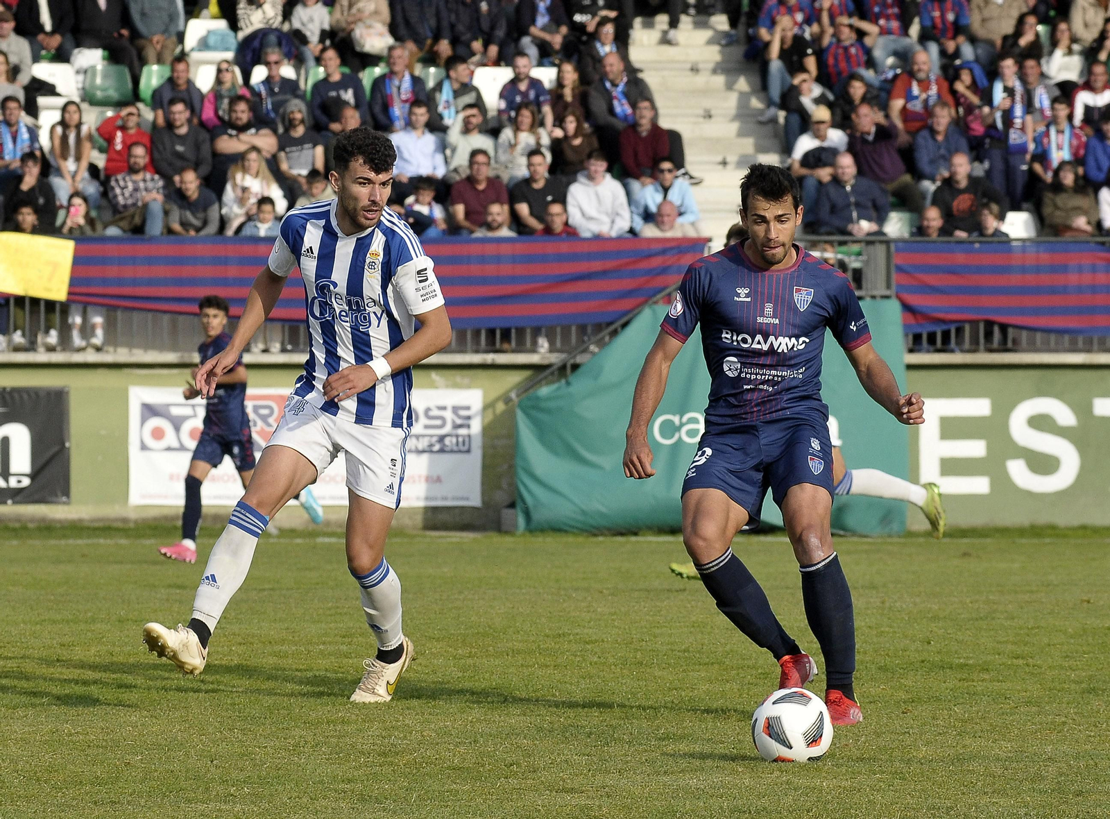 Imágenes del partido entre la Segoviana y el Recre en La Albuera