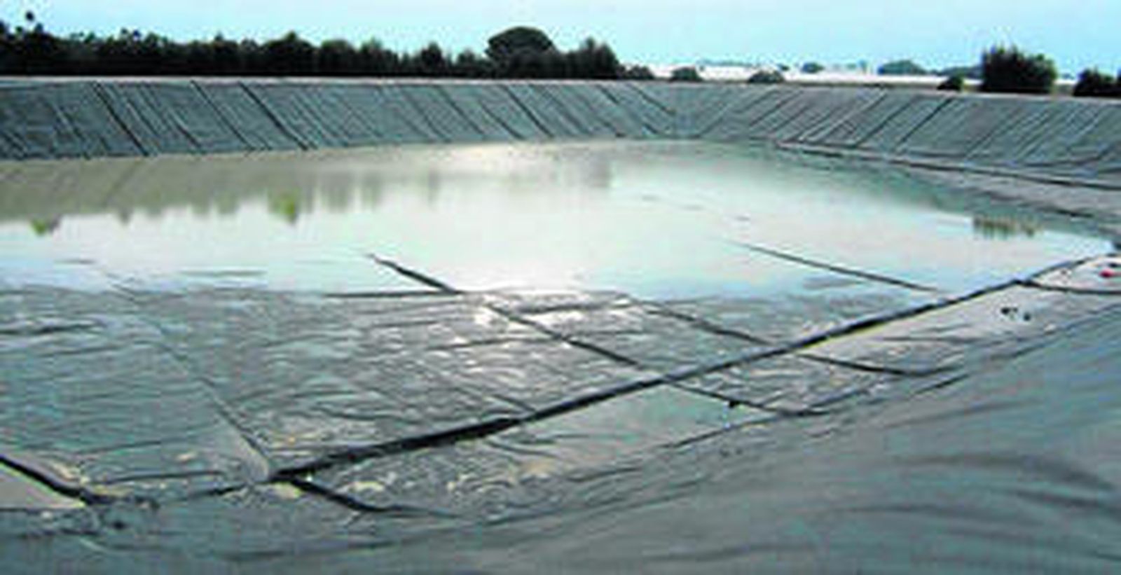 La balsa de algo más de dos hectáreas que se construyó en la parcela del Avispero que A.C.P. vendió a la sociedad Agromolinillo.