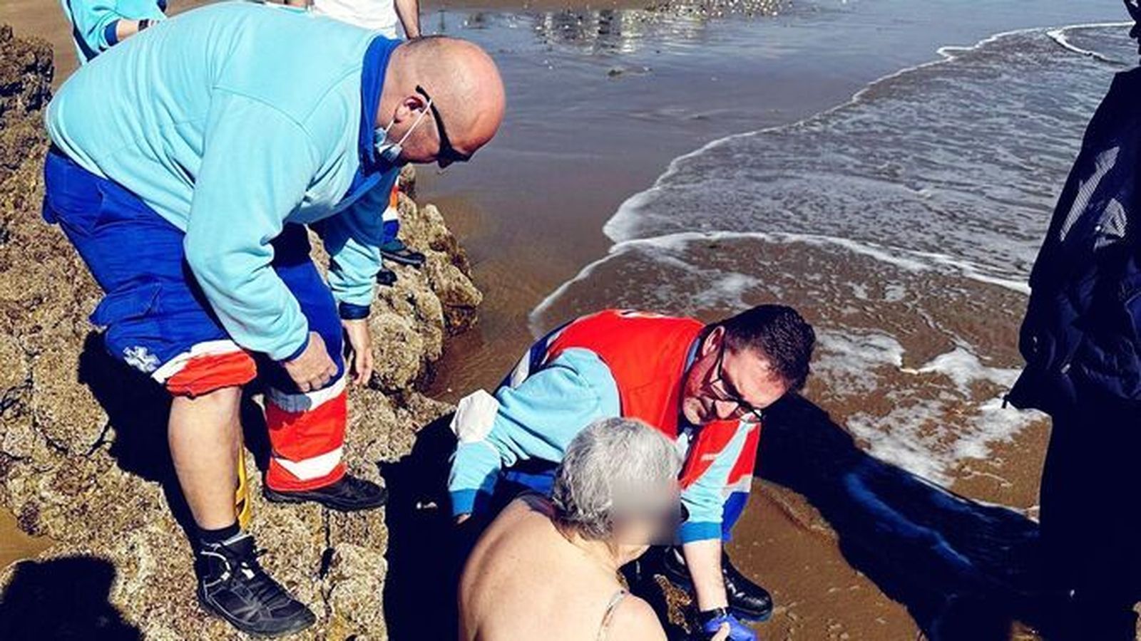 La mujer presentaba un esguince severo y fue atendida por facultativos y Policía Local.