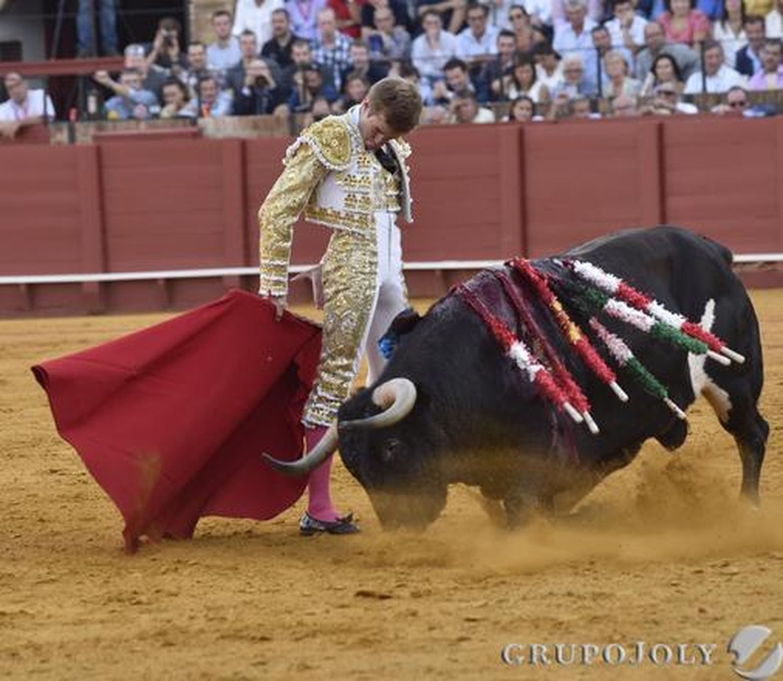 Javier Jiménez en el tercer toro./ Juan Carlos Vázquez