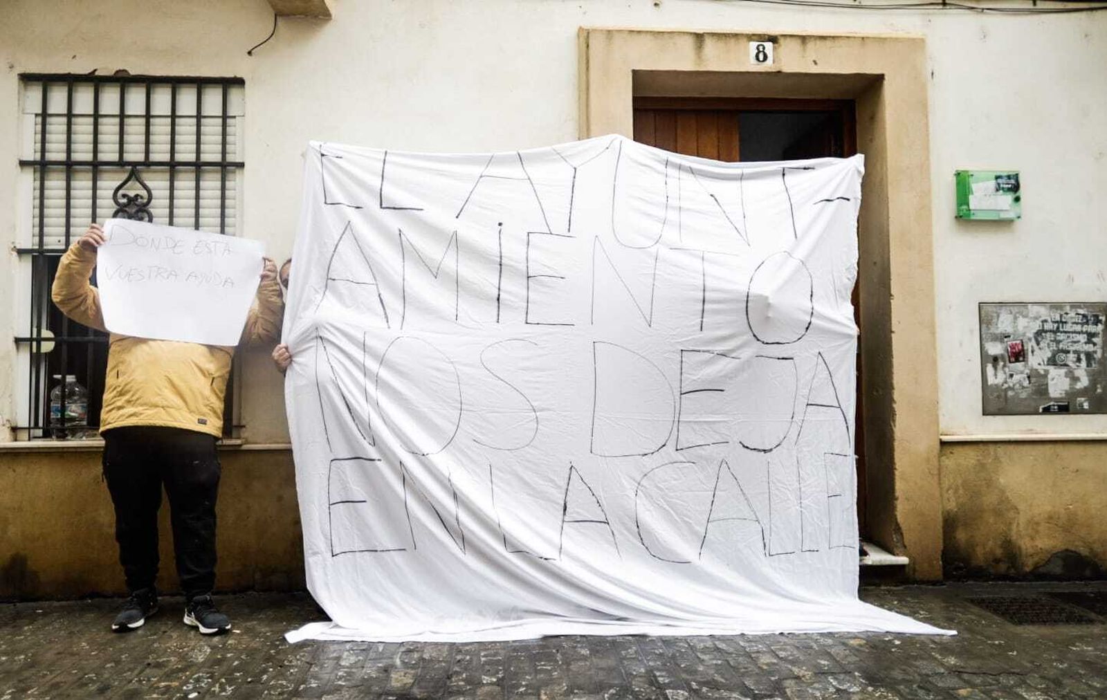 "El Ayuntamiento nos deja en la calle", la protesta de la familia desahuciada en Teniente Andújar, 8.