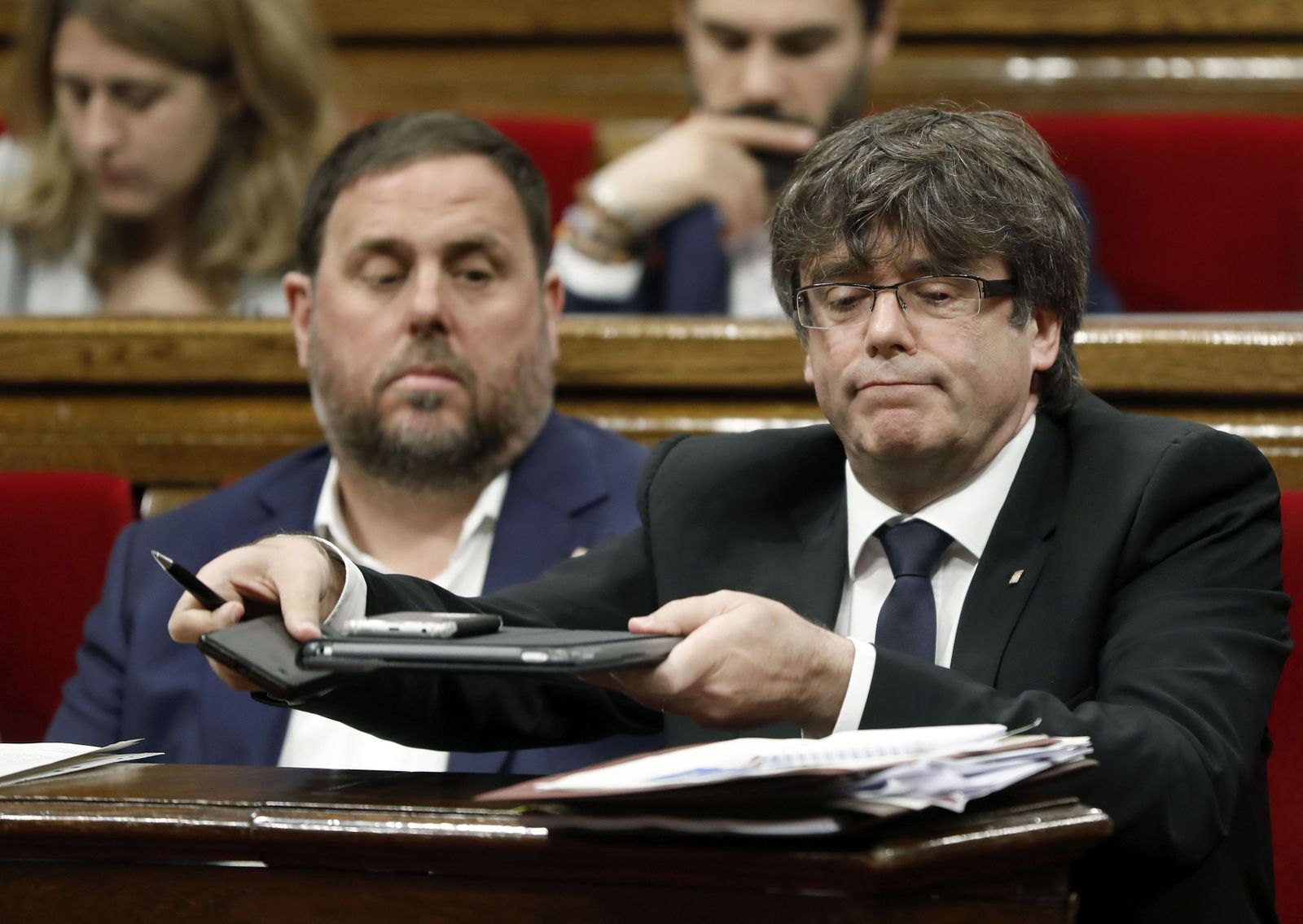Carles Puigdemont y Oriol Junqueras en sus asientos del Parlament.