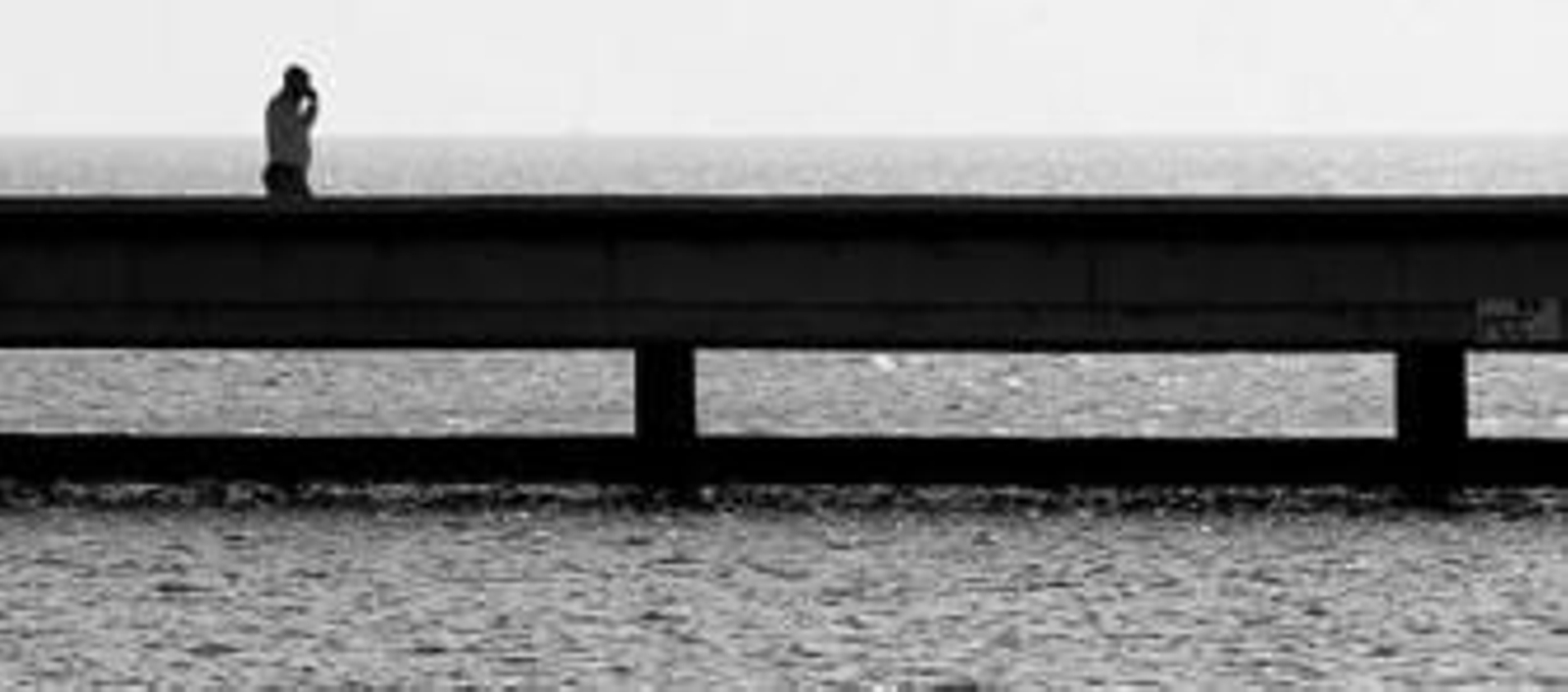 Visitantes pasean por las instalaciones cercanas a la Plaza del Mar de El Toyo.