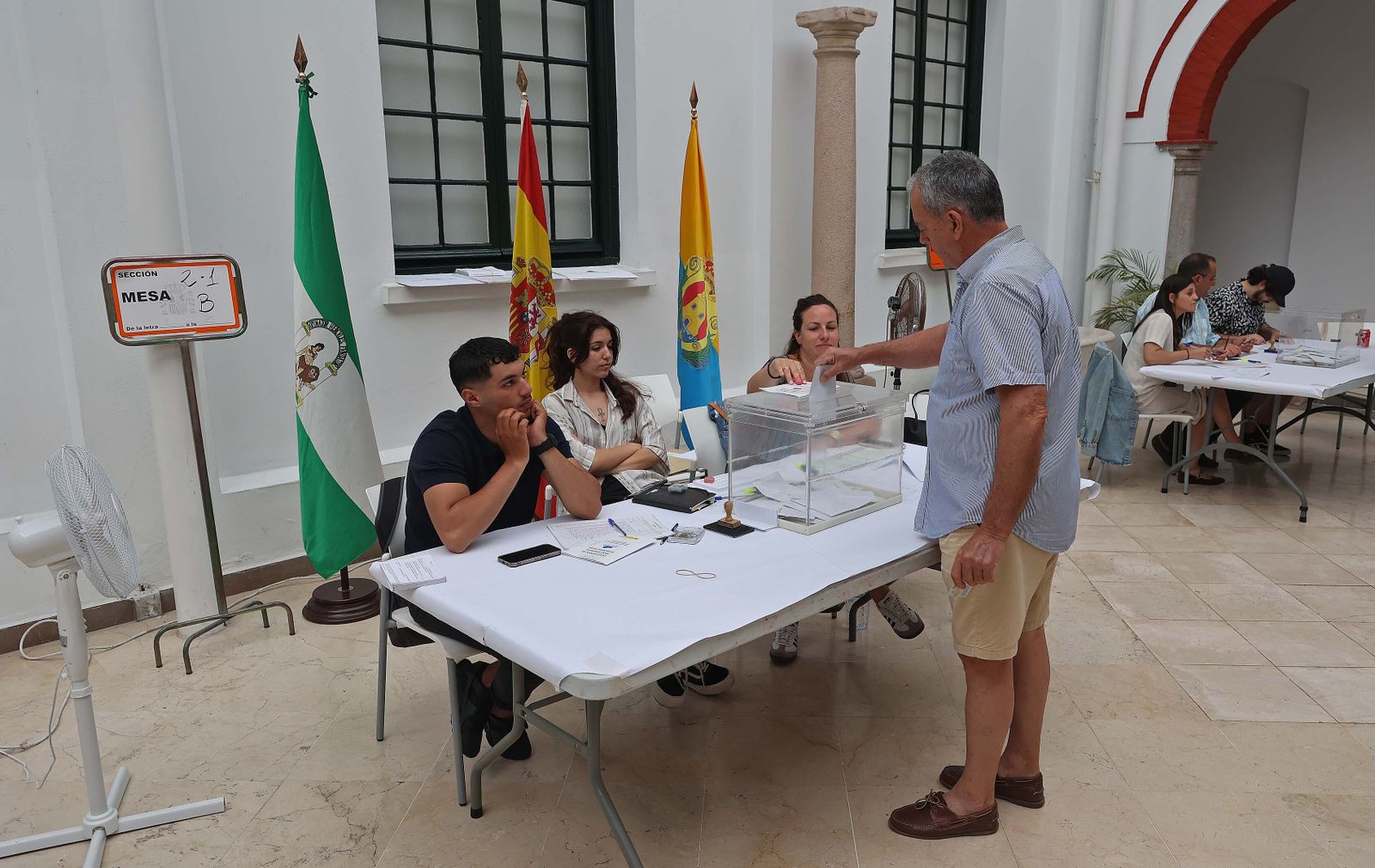Imágenes de la jornada electoral para el Parlamento Europeo en Algeciras