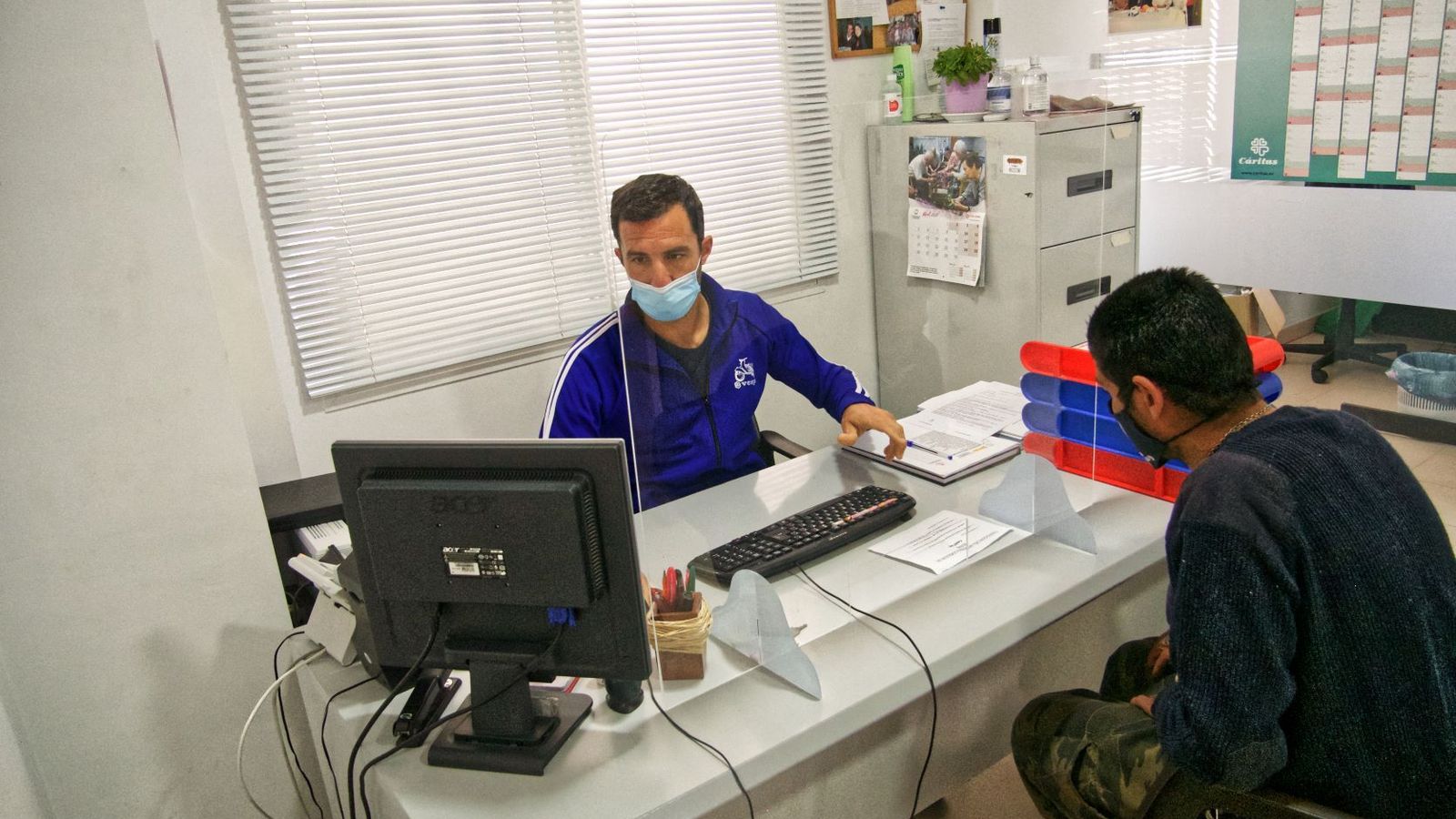 Uno de los hombres atendidos en Cáritas Diocesana de Huelva.