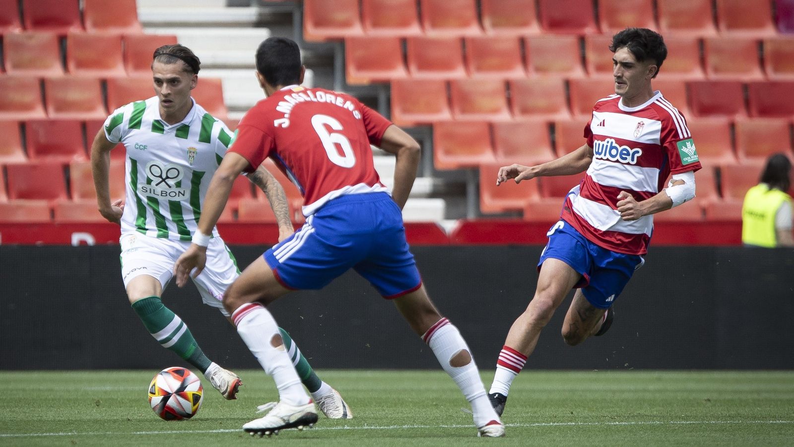 Álex Sala controla el balón en la primera parte del Recreativo Granada - Córdoba CF.