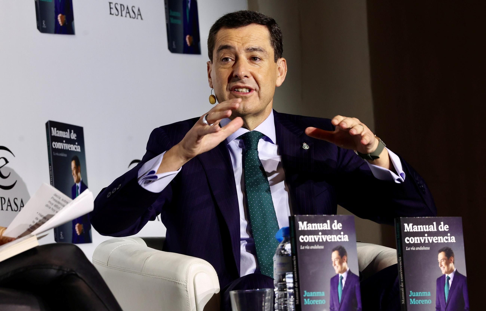 Las fotos de la presentación de libro de Juanma Moreno