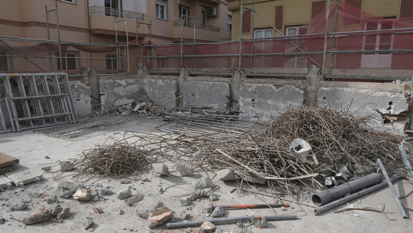 Las mejores imágenes del derribo de la oficina central de Correos en Almería
