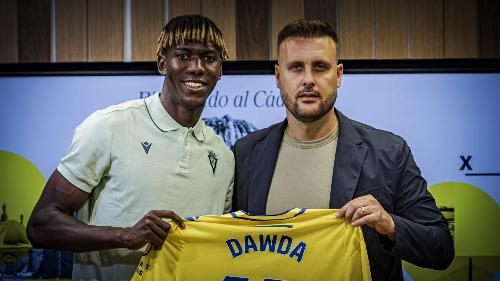 Juan Cala sostiene una camiseta del Cádiz en compañía de Dawda Camara.