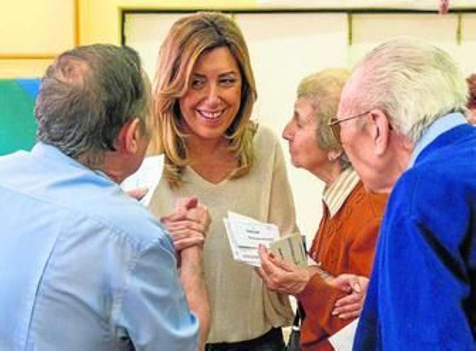 Susana Díaz conversa con varios votantes en el colegio de Triana donde ejerció su derecho.
