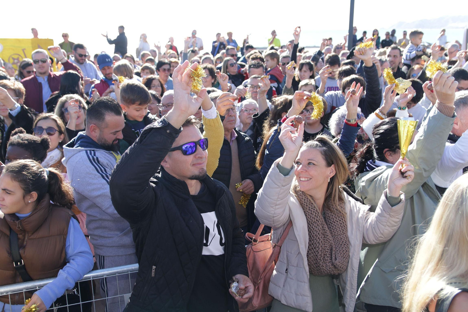 Cientos de personas se juntan en Mojácar para comerse un Ferrero Rocher