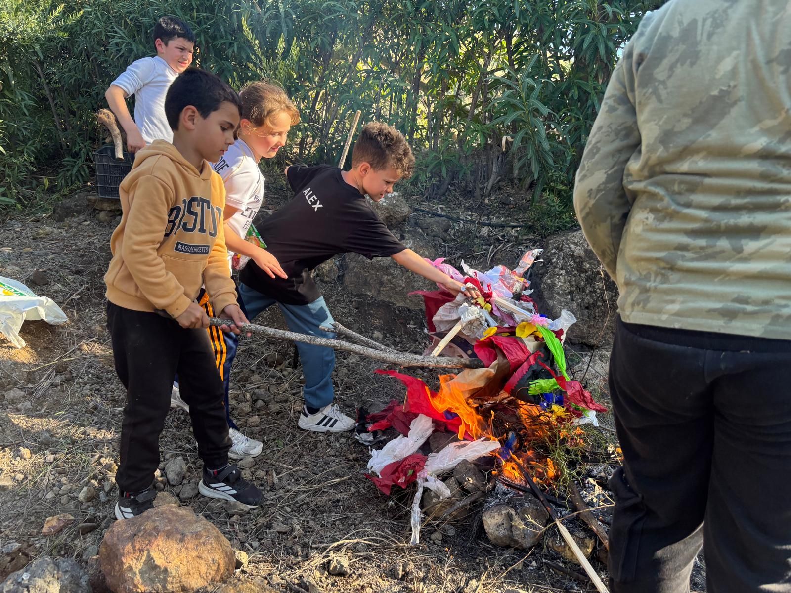 Lo de quemar las viejas no es tradición, excepto en Pulpí. Estos antusos las han quemado por pura piromanía