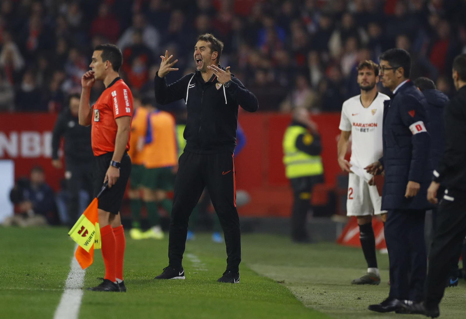 Lopetegui se desgañita en la banda del Ramón Sánchez-Pizjuán.