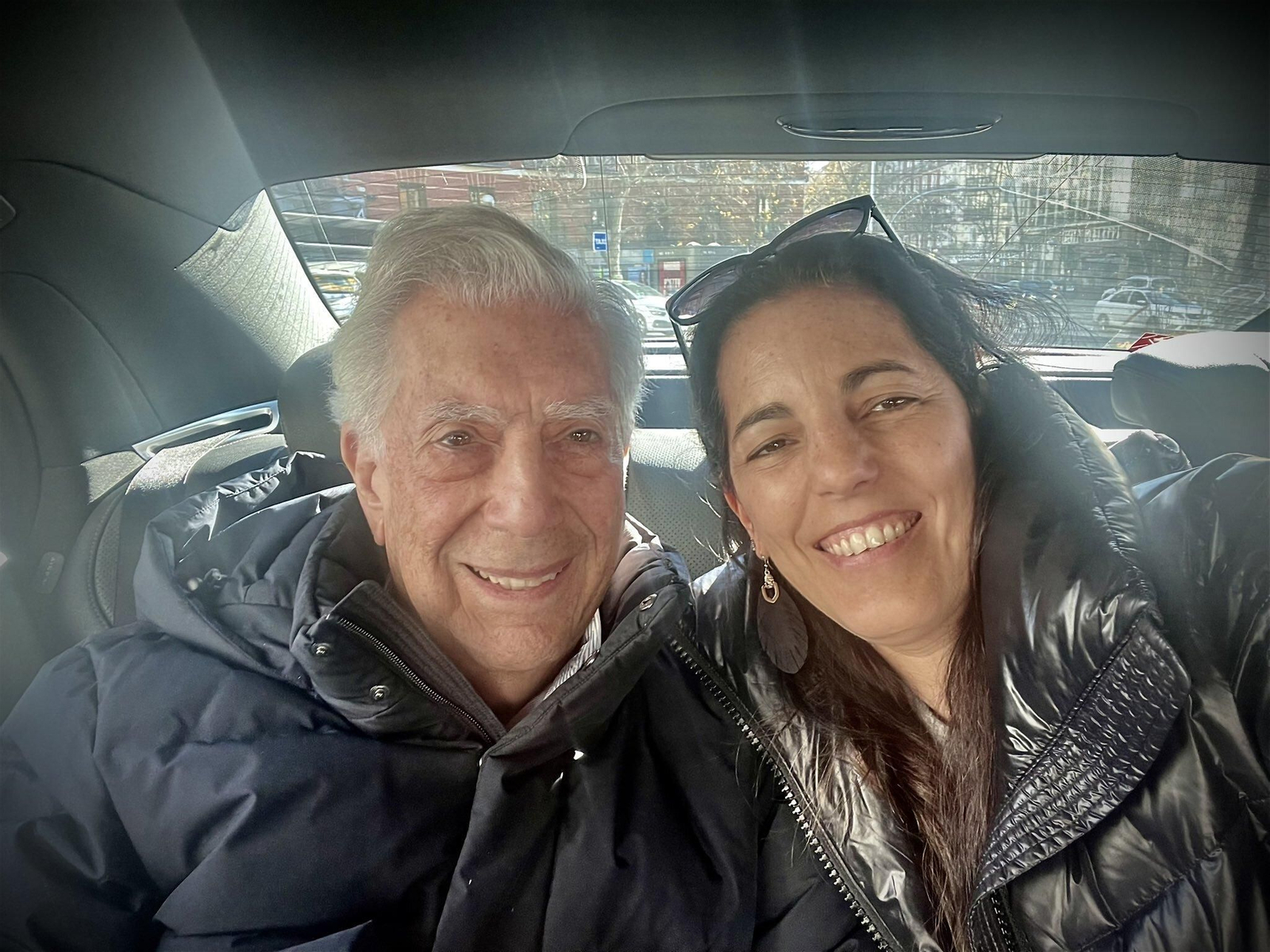 Morgana Vargas Llosa junto a su madre, en Madrid camino del aeropuerto