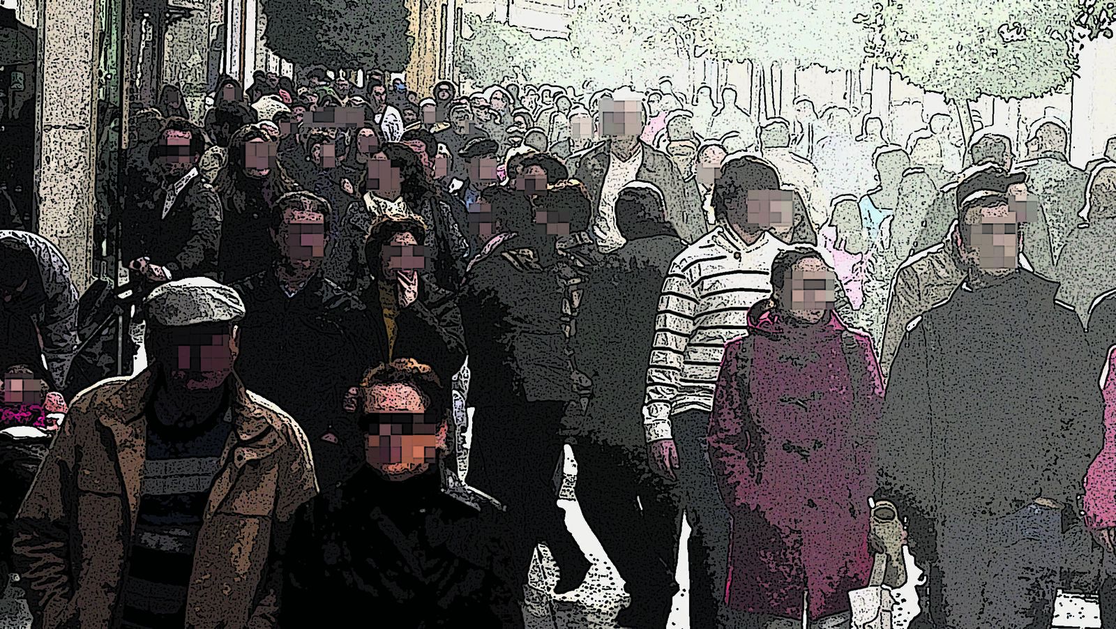 Gente por una calle de Andalucía.