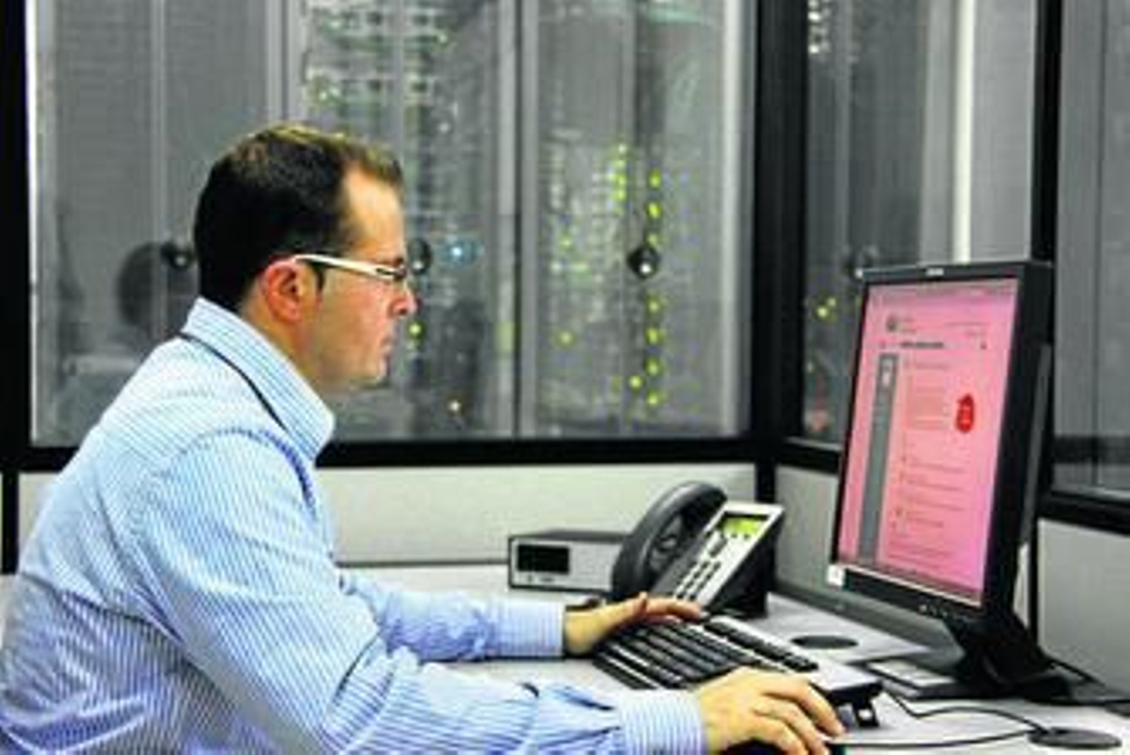 Un empleado, en una de las oficinas de Dantia.