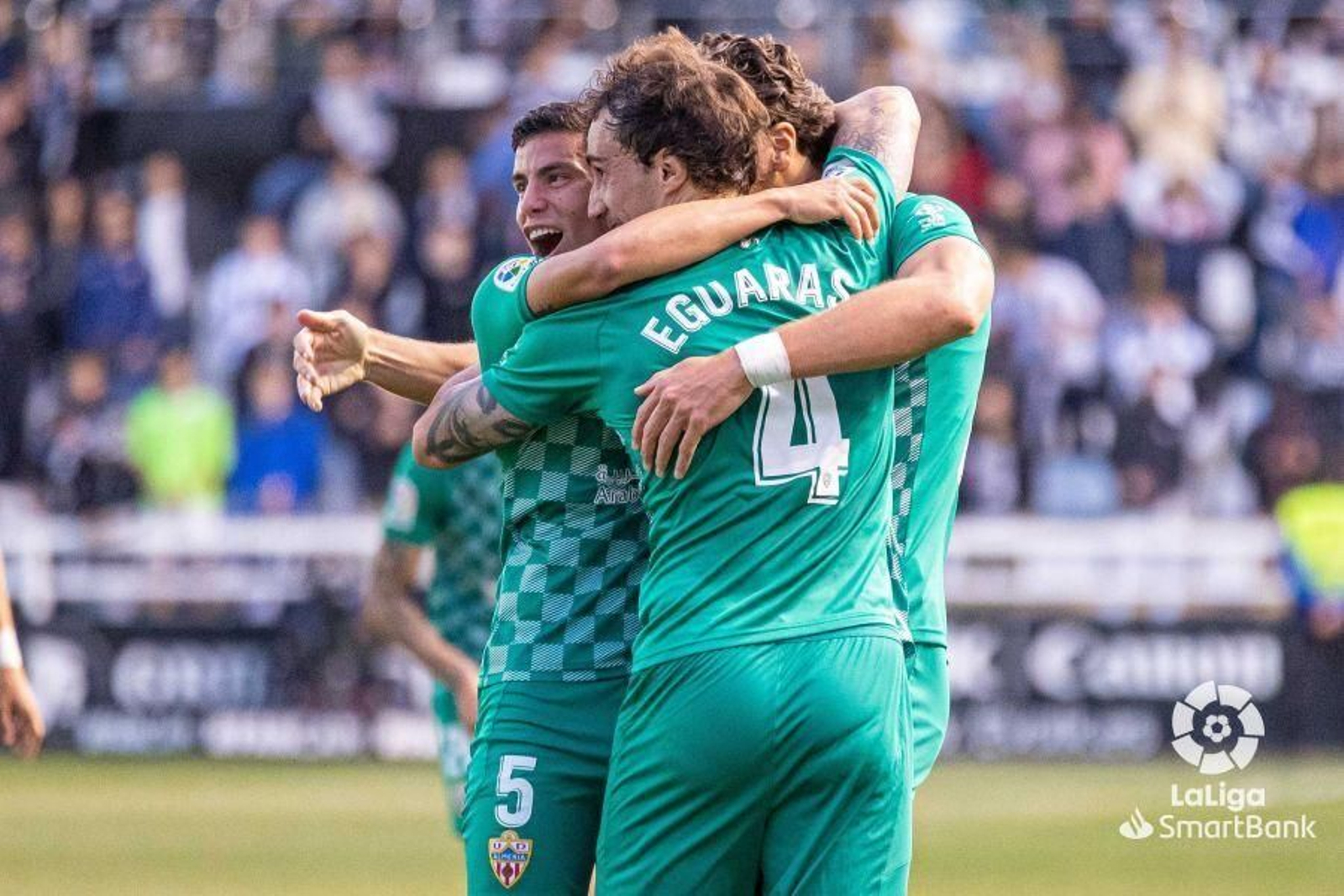 Babic y Robertone celebran el 0-1 del argentino
