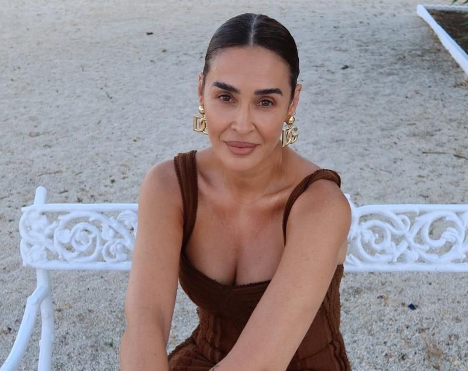 Acaba de llegar a Zara y desata la locura: El vestido de flores elegante que afina la cintura y queda ideal con sandalias altas.