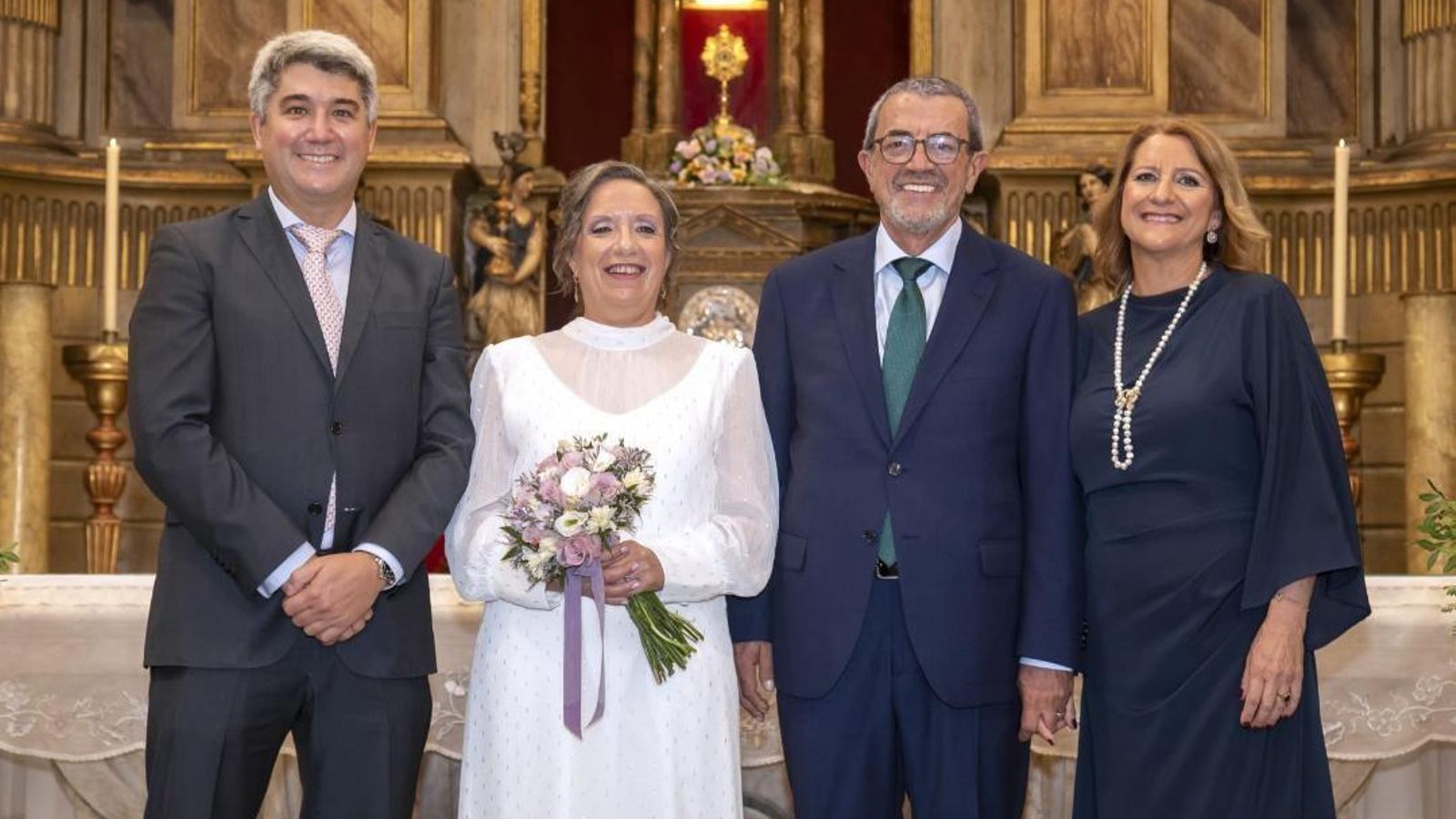 El nuevo matrimonio con los padrinos, José Luis y Gema Domínguez-Mompell.