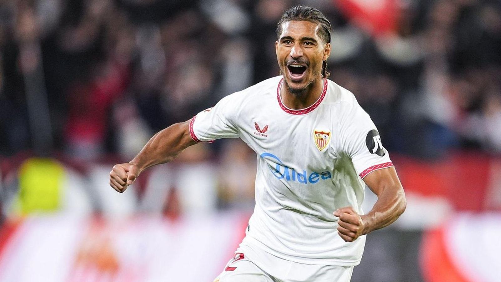 Loïc Badé celeba uno de los goles del Sevilla durante esta temporada
