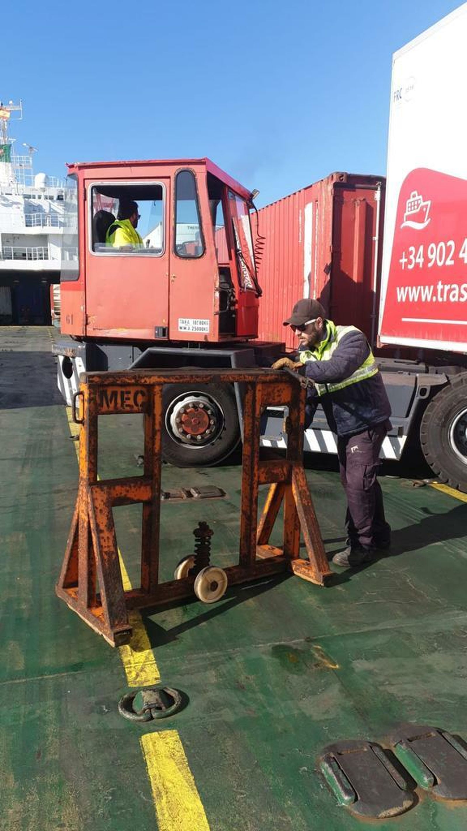 Los trabajadores del puerto de Cádiz sigue trabajando para que el abastecimiento no falle