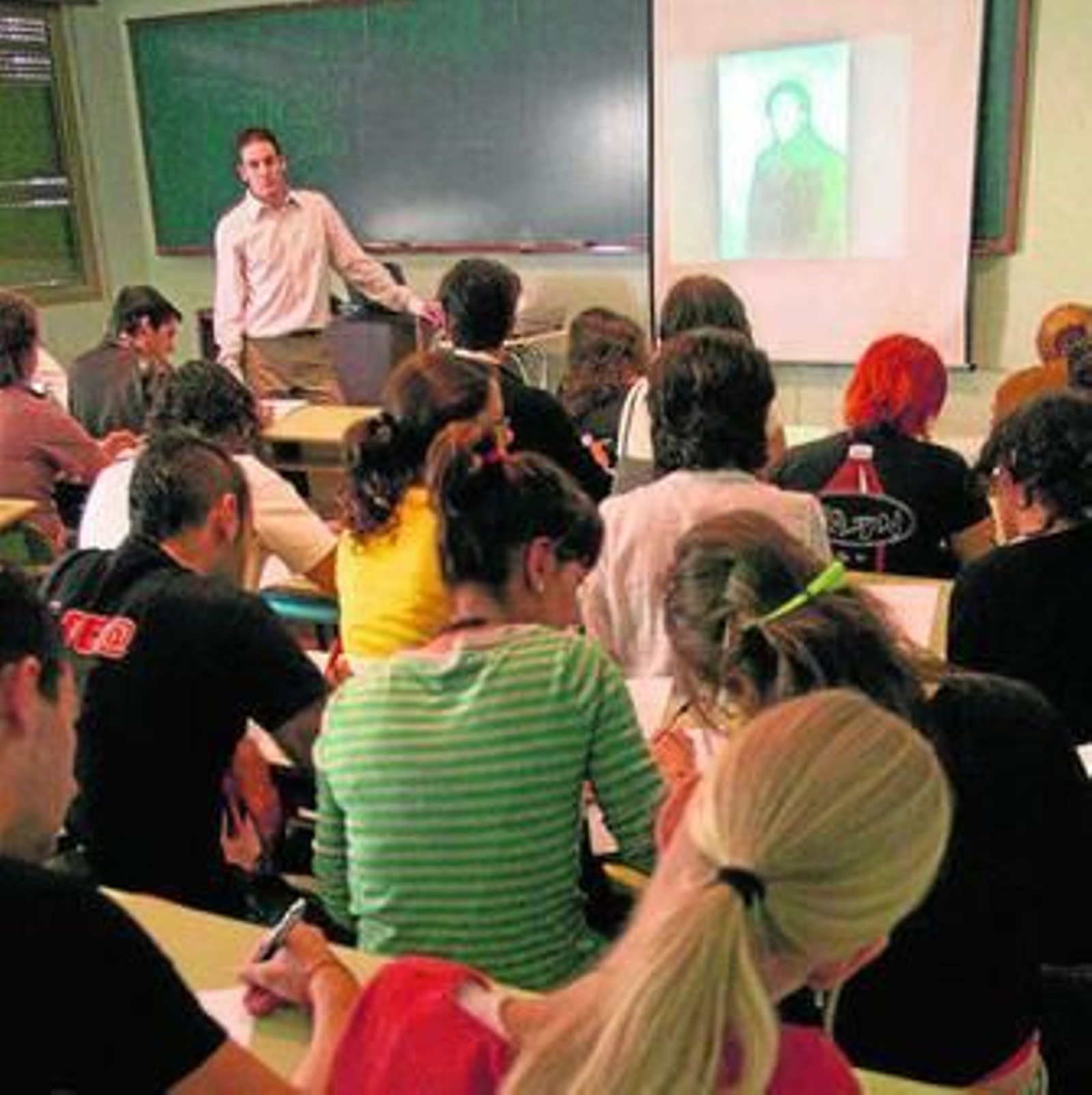 Un profesor explicando a sus alumnos en la Universidad de Málaga.