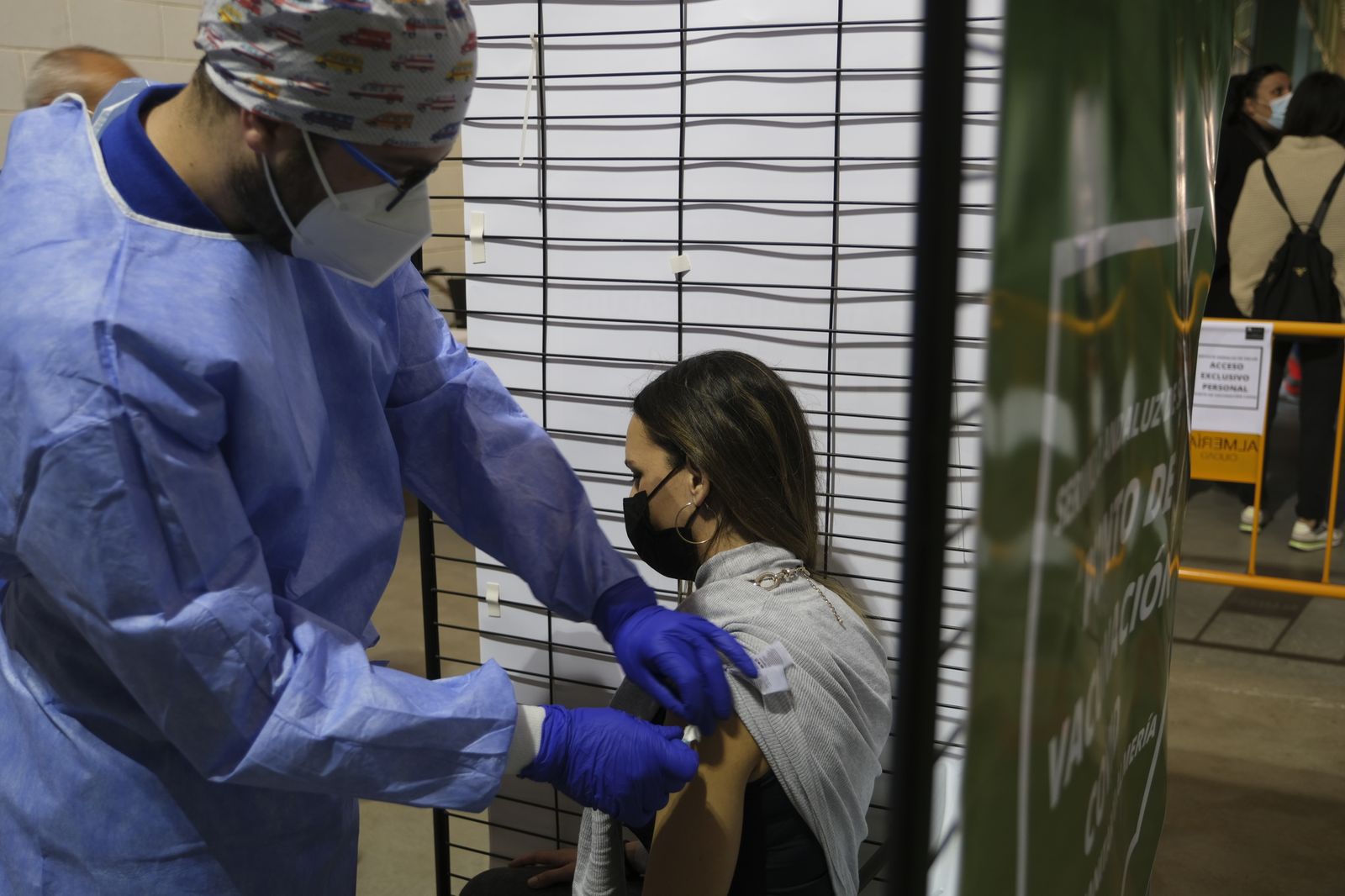 Fotogalería vacunación COVID-19 en el Palacio de los Juegos Mediterráneos. Almería