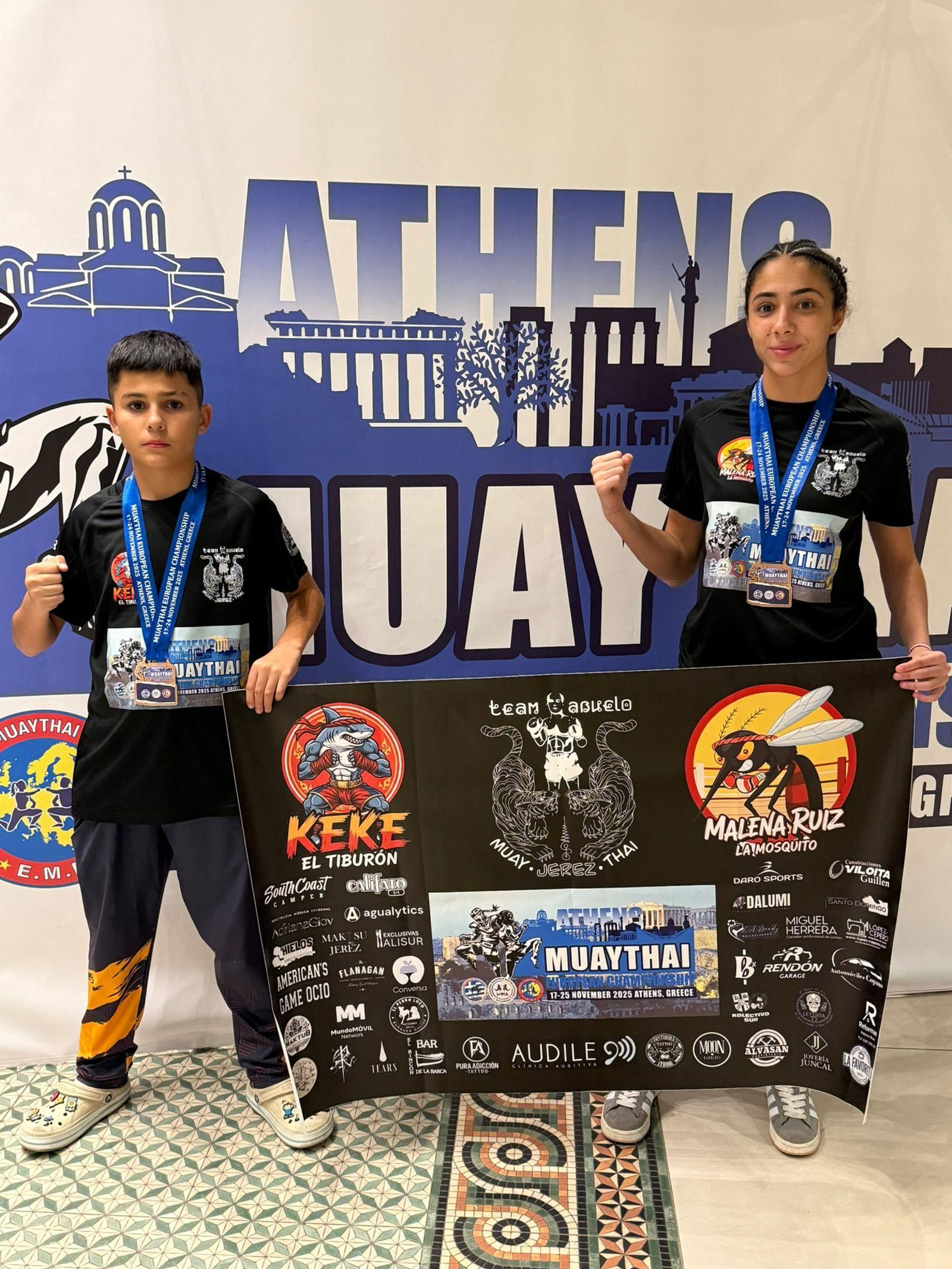 Los alumnos del Team Abuelo posan orgullosos con sus medallas de bronce.