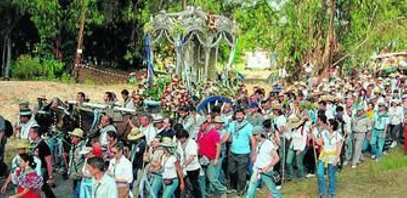 La comitiva de peregrinos iniciando su camino en la mañana del viernes, buscando la aldea almonteña.
