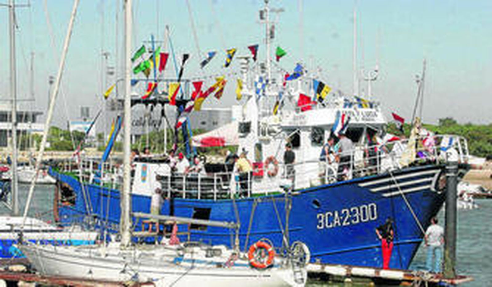 La Virgen del Carmen, a bordo del Josefa y Luisa, durante la procesión marítima del año pasado.