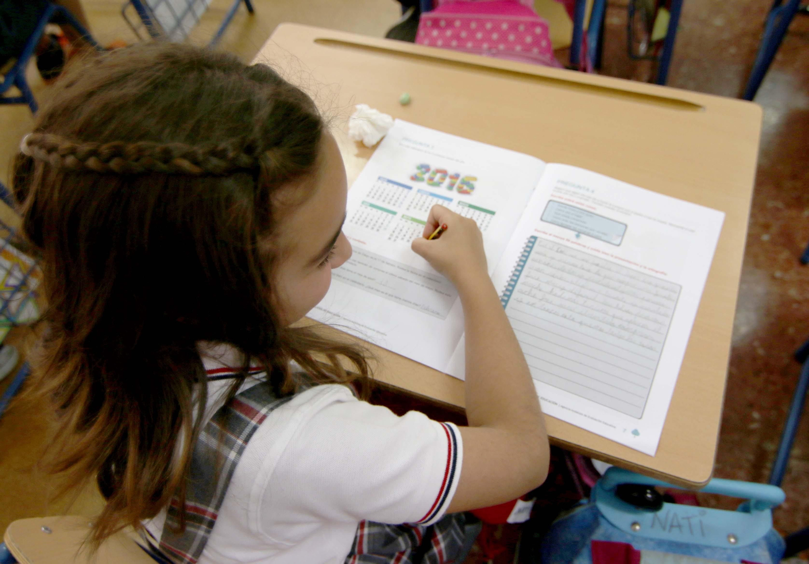 Una escolar completa un cuadernillo de la prueba Escala.