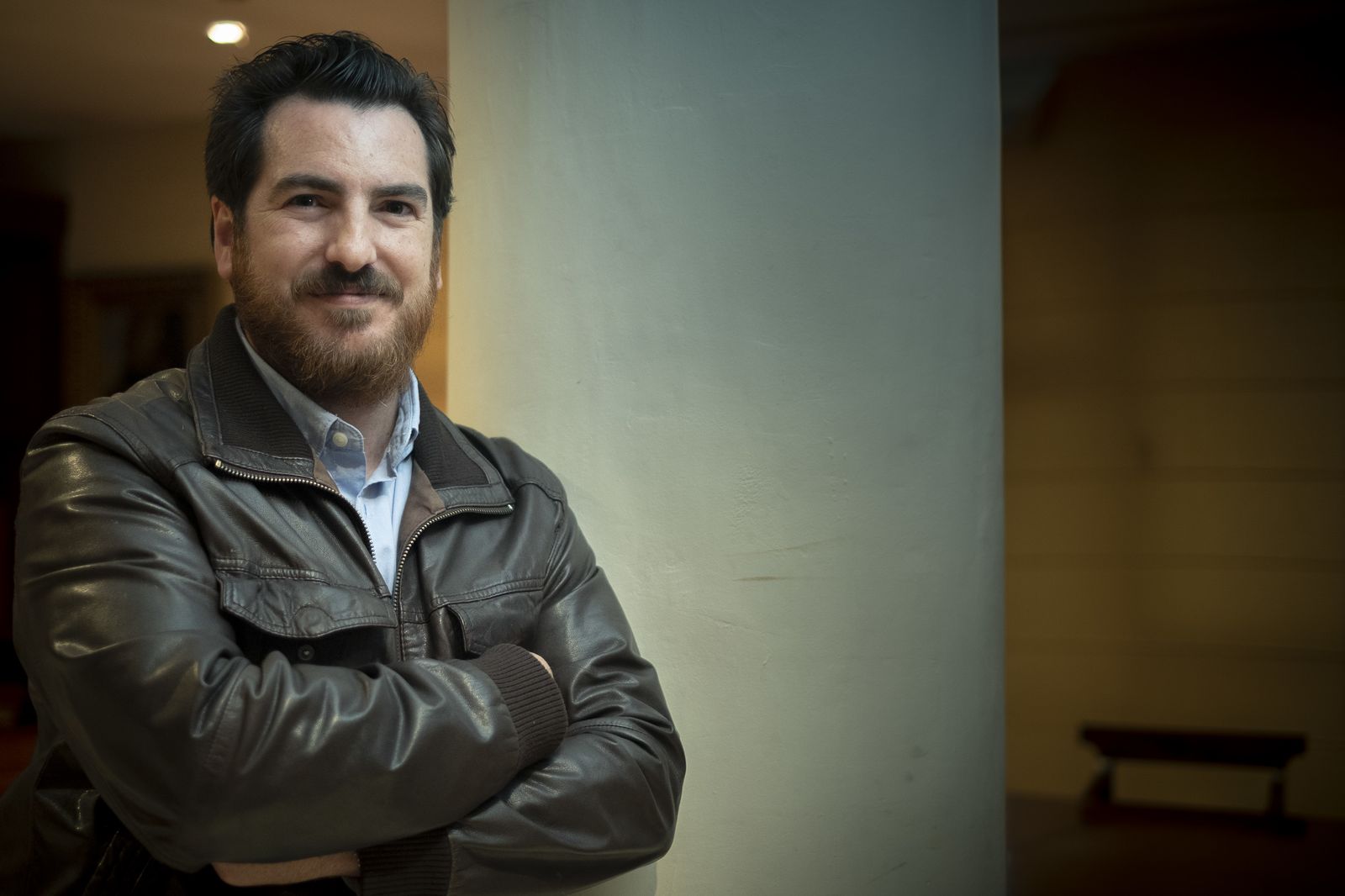 El realizador y profesor de Comunicación Manuel Blanco, en la hemeroteca de Diario de Cádiz.