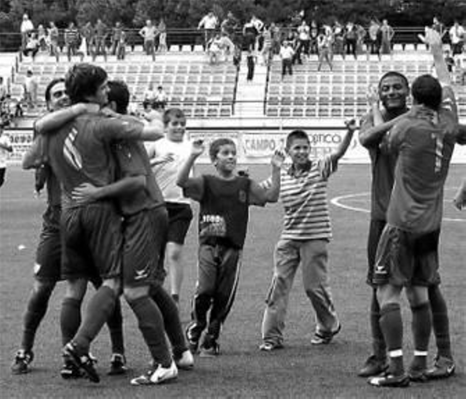 Jugadores y aficionados del Estepona celebran la victoria.