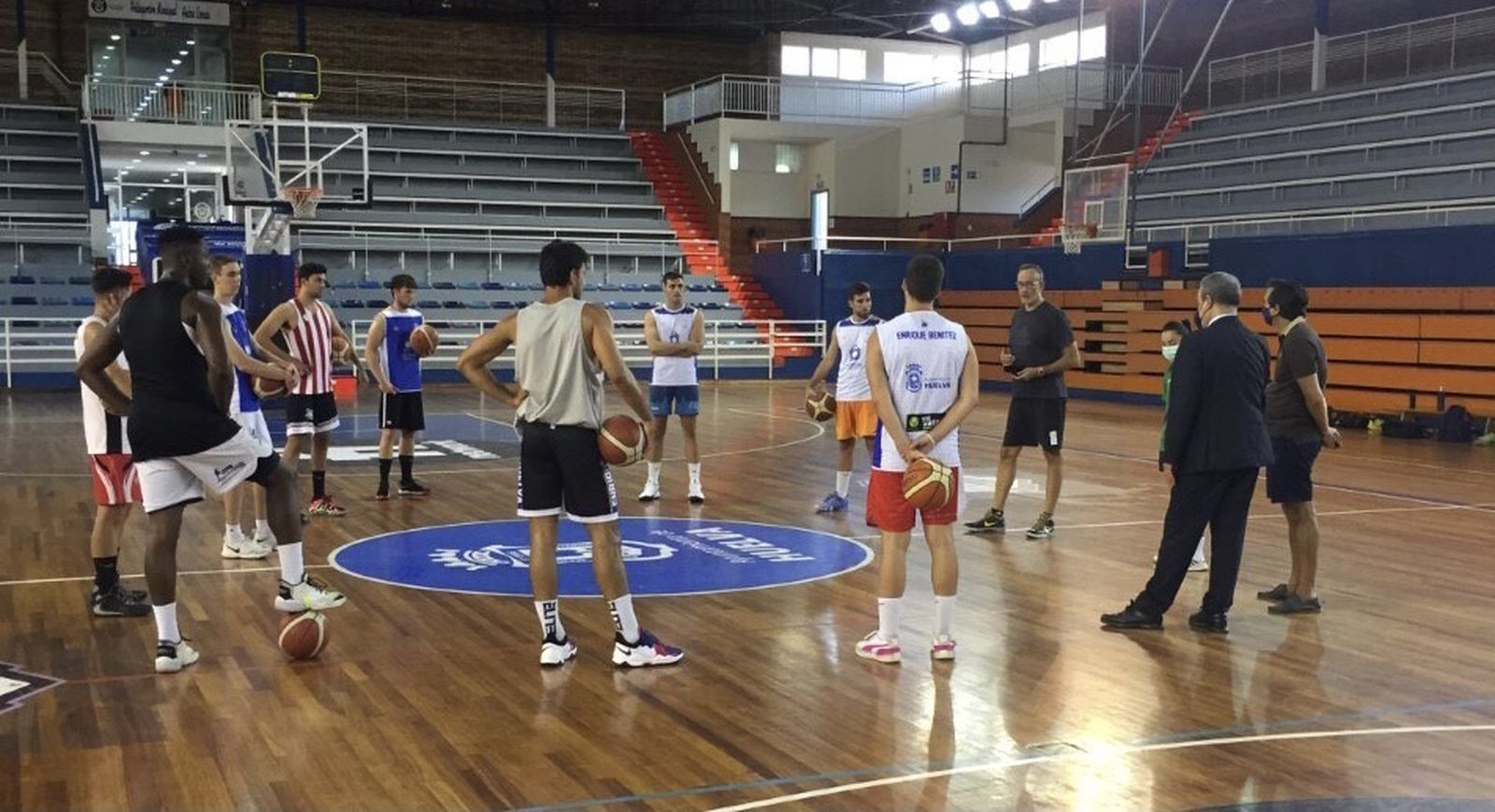 Un momento del primer entrenamiento del nuevo Huelva Comercio.