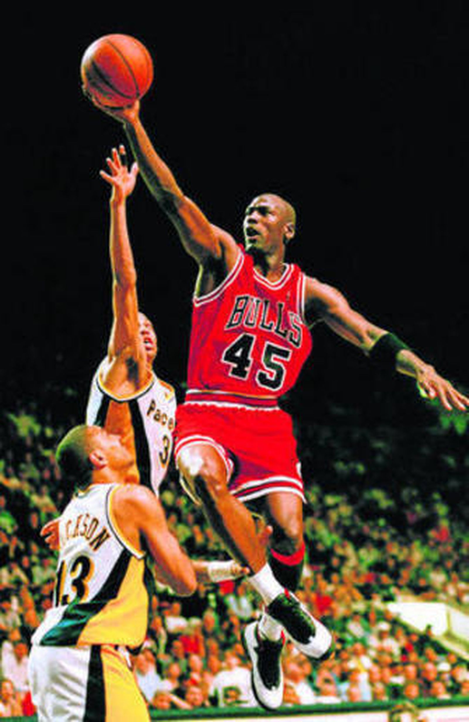 Jordan, con el dorsal 45, vuela ante Reggie Miller y Mark Jackson.