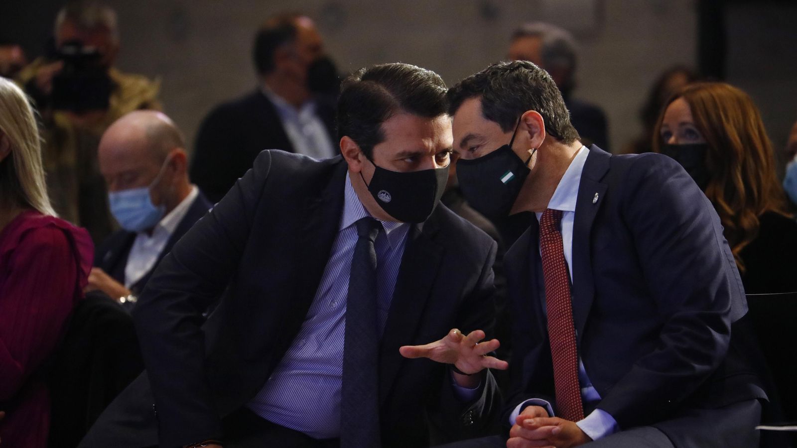 El alcalde conversa con el presidente de la Junta.