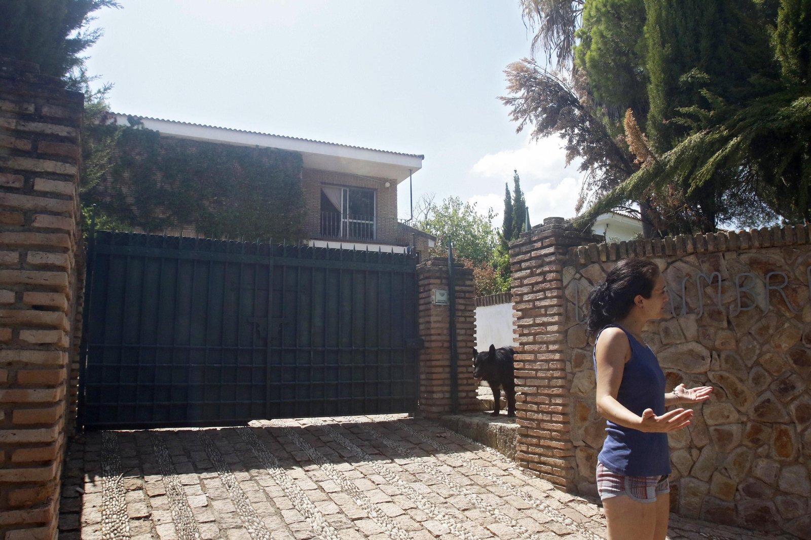 Sara Pérez a las puertas de la vivienda ocupada en El Brillante.