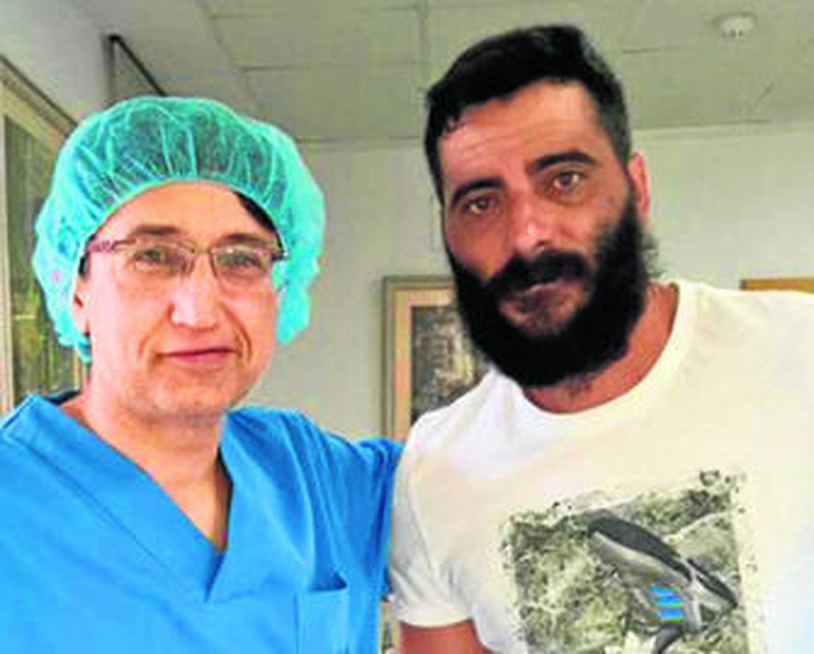 Dani Güiza, junto al médico Juan Ricardo Ruiz-Henestrosa, después de pasar el reconocimiento.