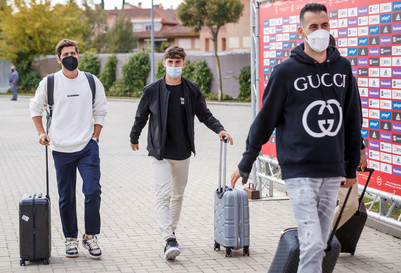Los barcelonistas Sergi Roberto, Gavi y Sergio Busquets, a su llegada a Las Rozas, ayer.