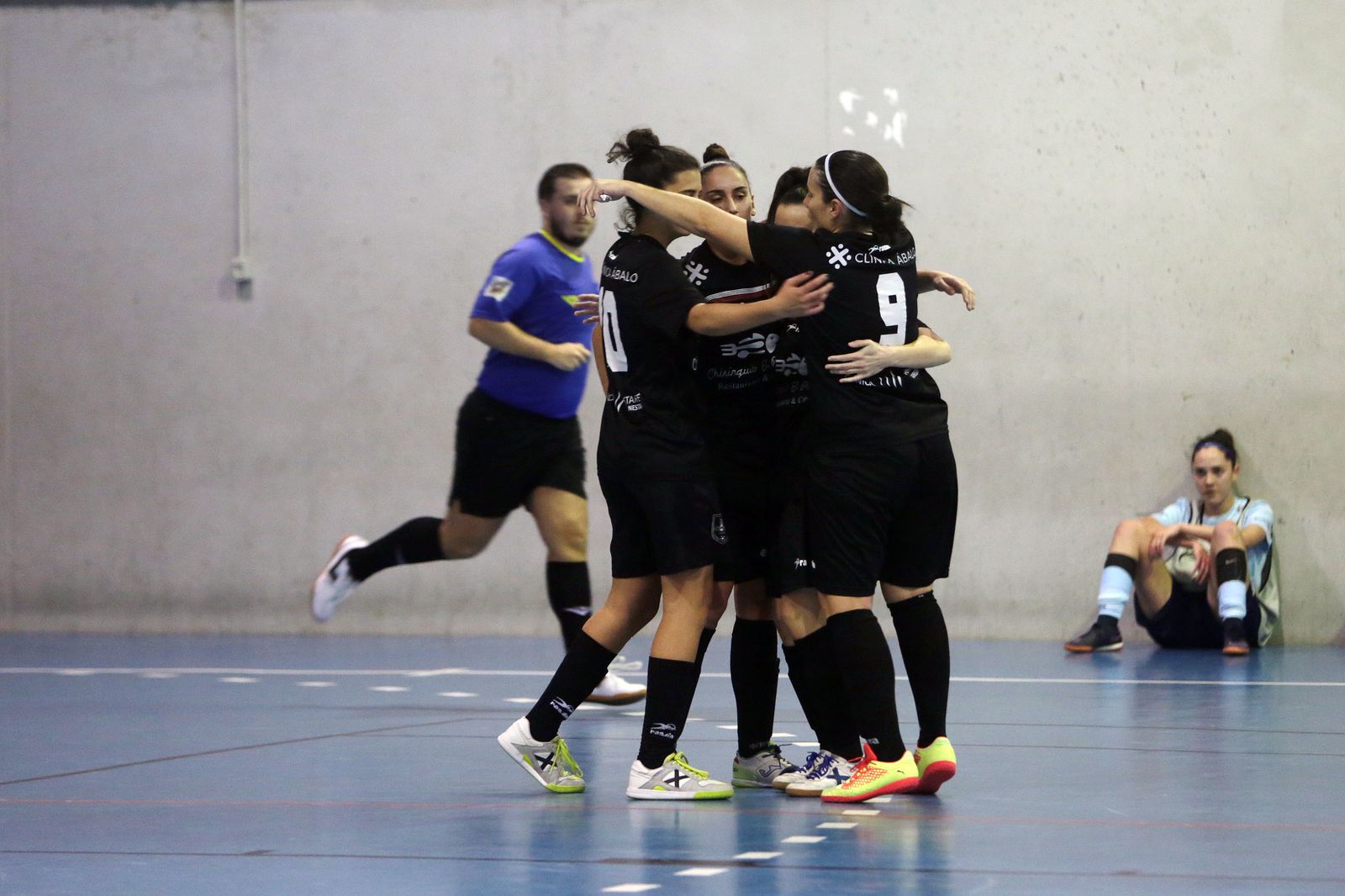 Las jugadoras celebran el primer tanto de Tere, bigoleadora.
