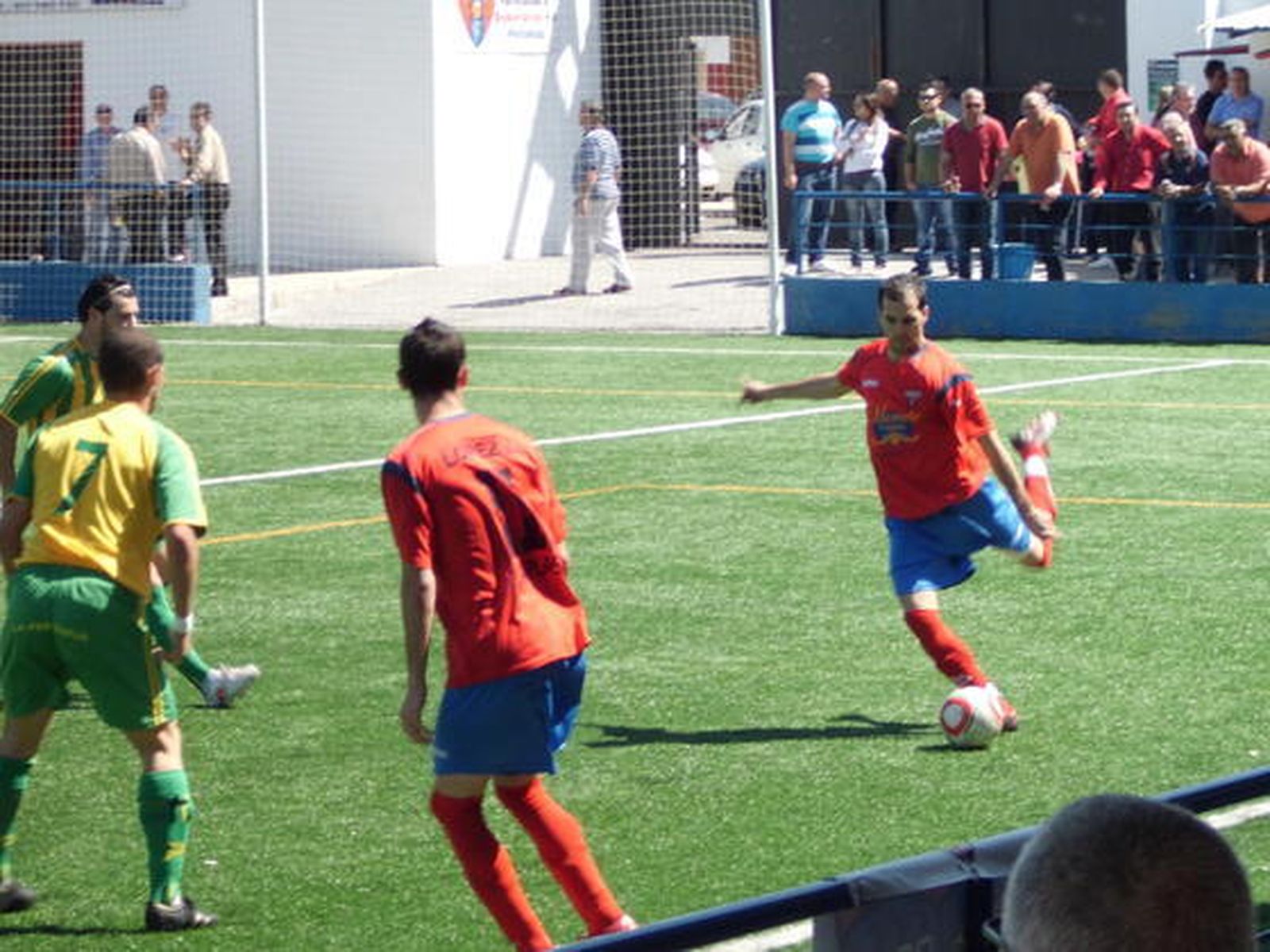 Los barreños, que enlazan cuatro jornadas sin perder, arrancan un punto en Peñarroya y aplazan el descenso al caer el Marinaleda./Fotos:Ernesto Mauris  Foto: Ernesto Mauris
