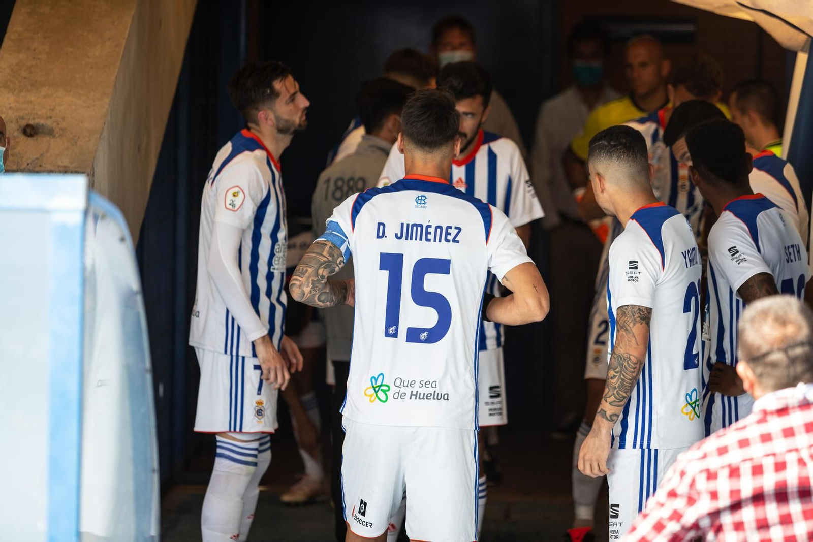 Los jugadores del Recre charlan en el túnel de vestuarios antes del encuentro del domingo.