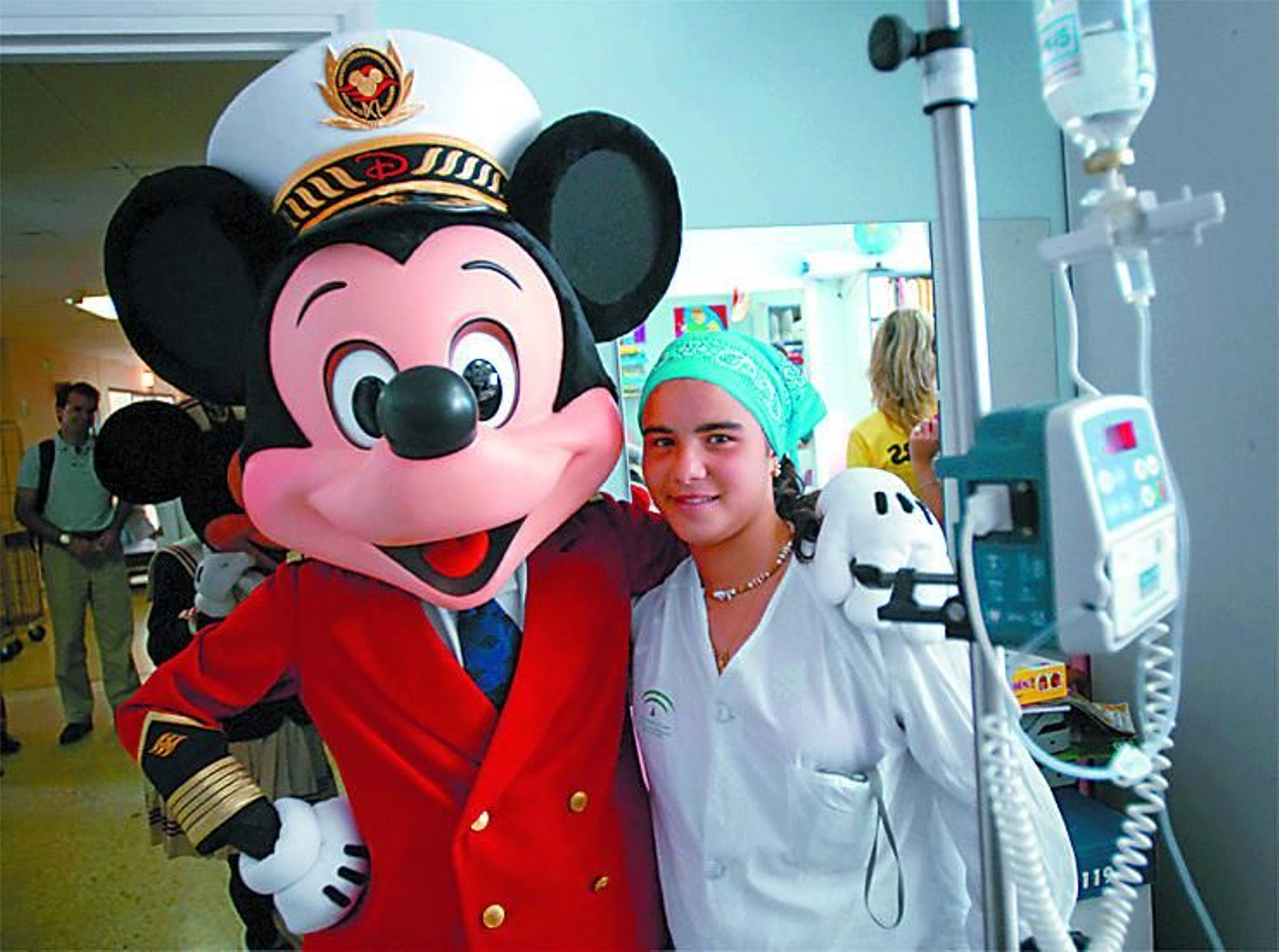 Imágentes de varios cruceros de Disney, a su paso por la Bahía de Cádiz