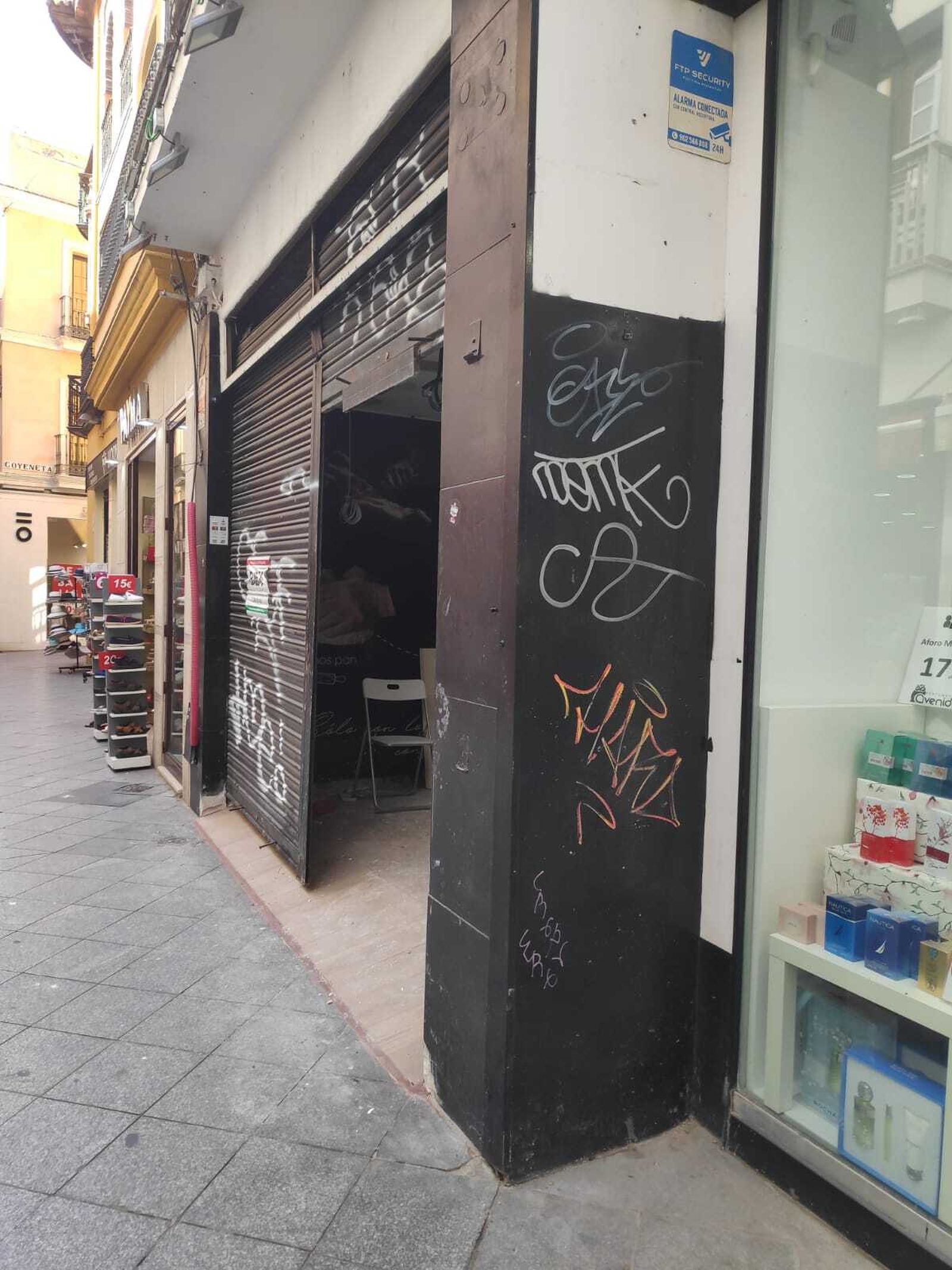 El PP denuncia la "degradación de un casco histórico, inundado de pintadas"