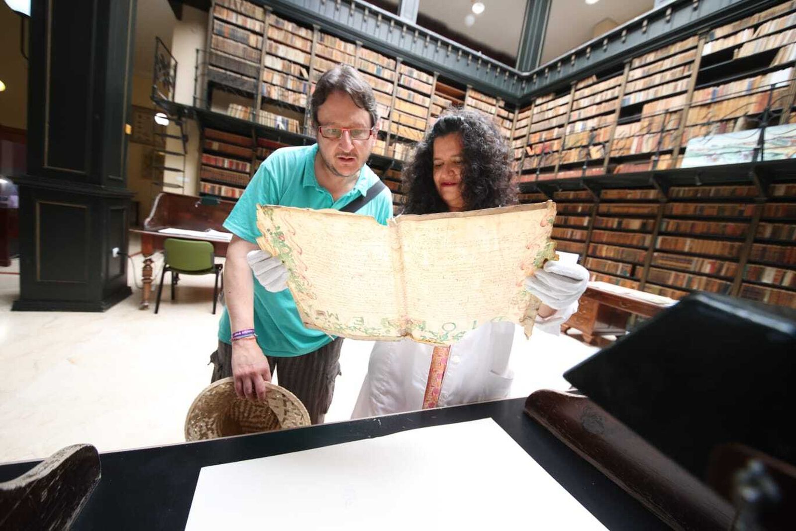 Público visita una exposición de documentos en el Archivo  Municipal.