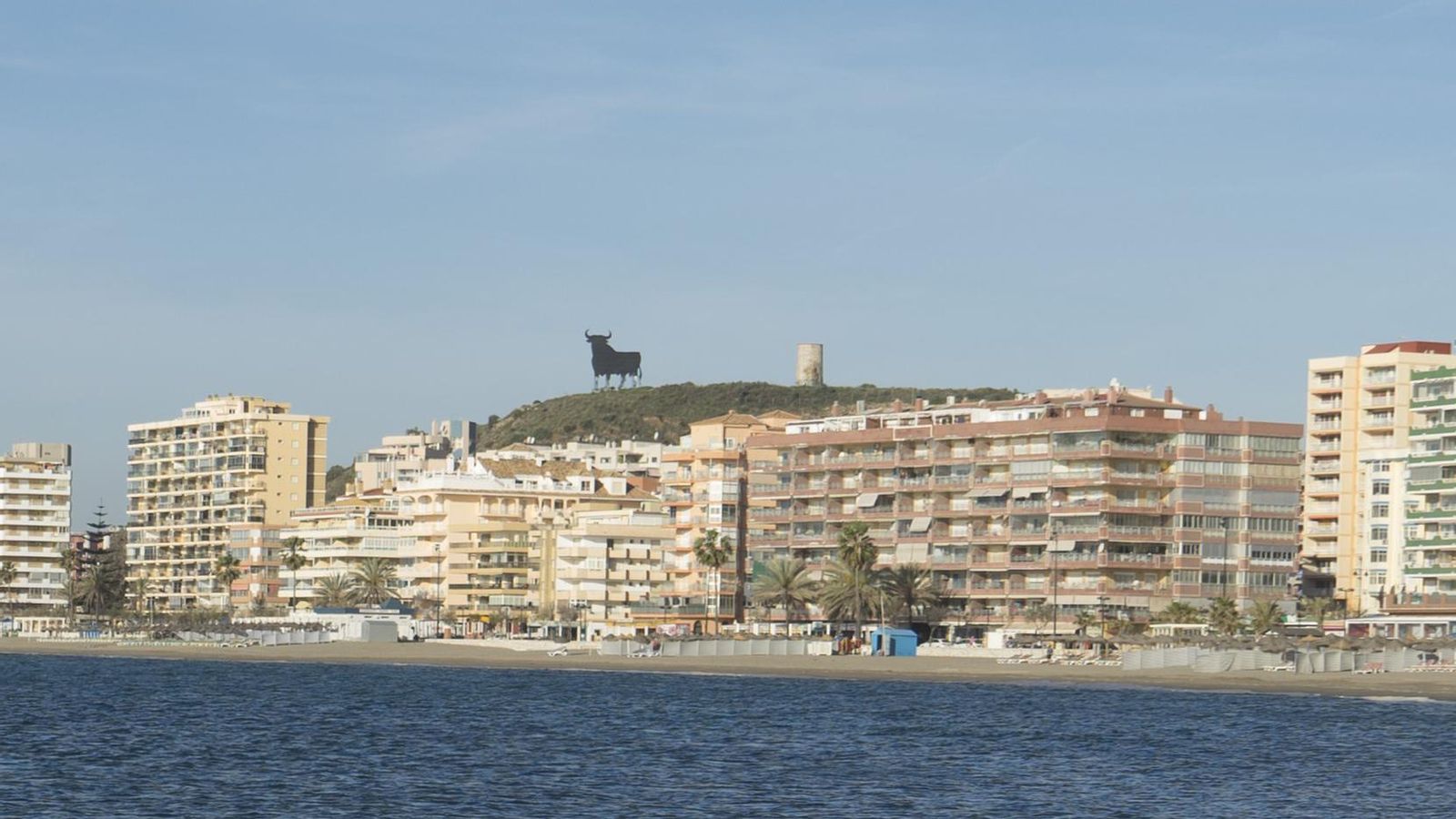 El Toro de Osborne señala la localización de la torre almenara de Fuengirola.