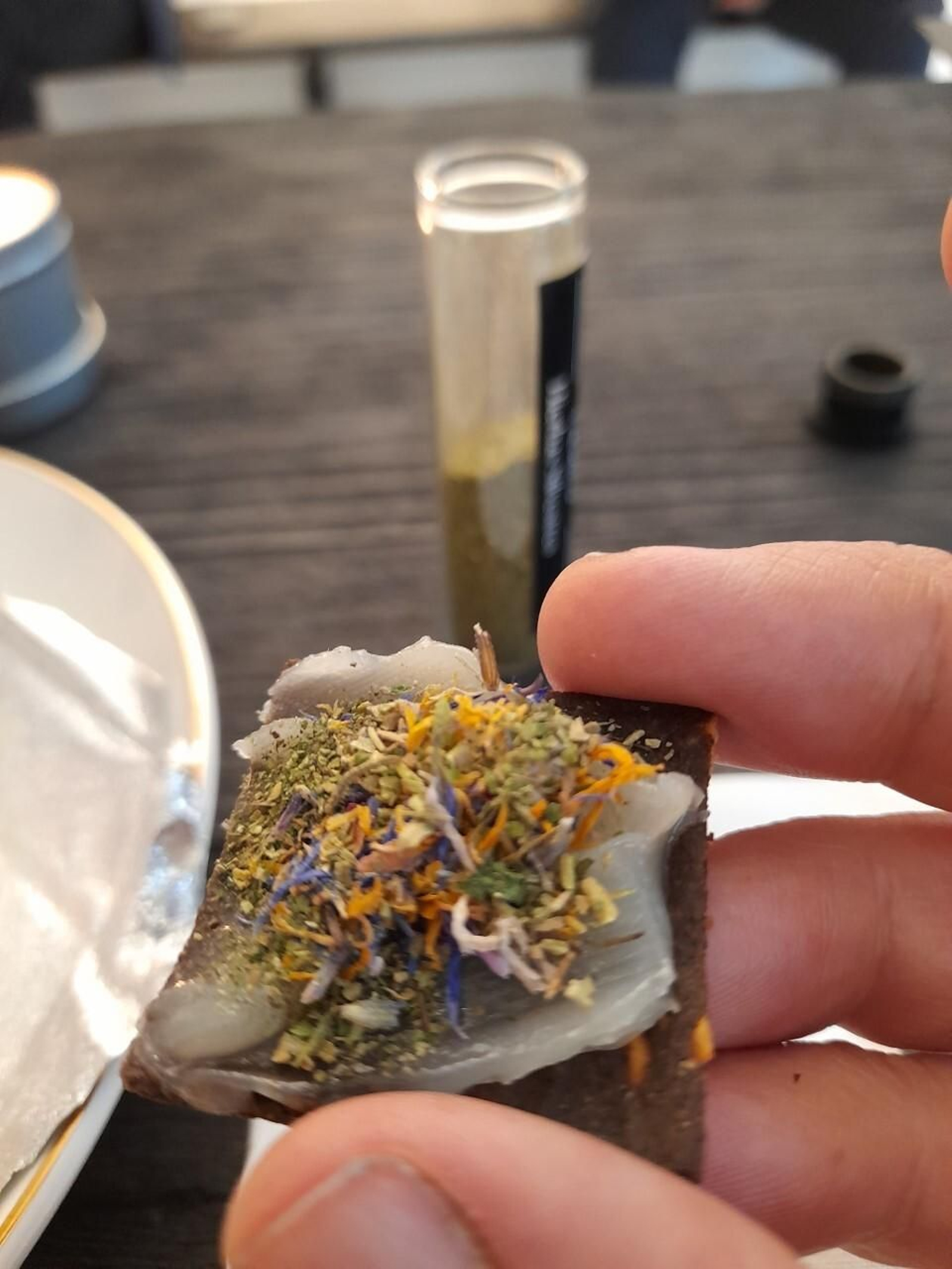 Tosta con grasa de jamón Cinco Jotas y esencia de setas y de flores onubenses