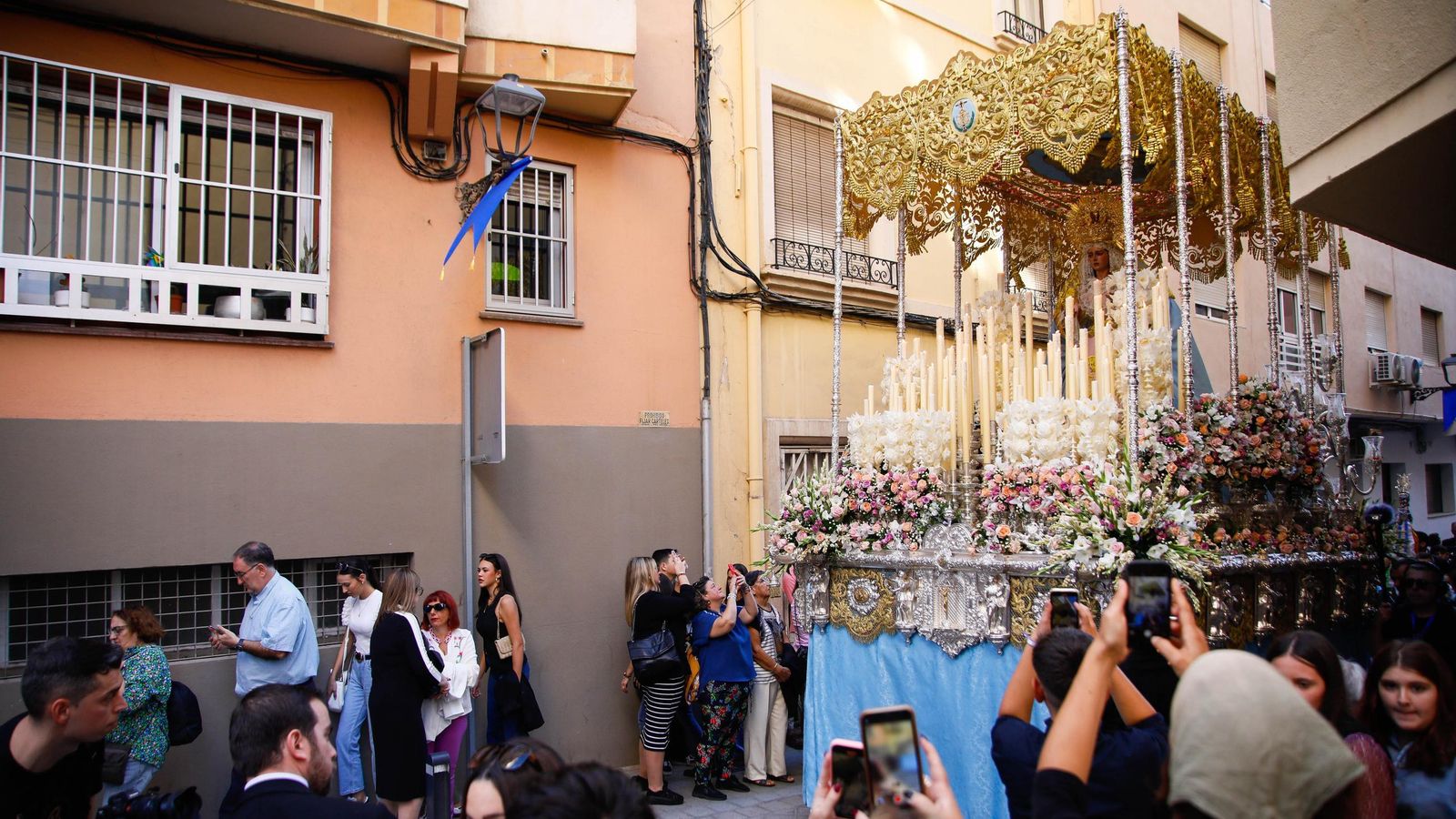 Vea la salida de la Hermandad de Los Ángeles de la Catedral de Almería