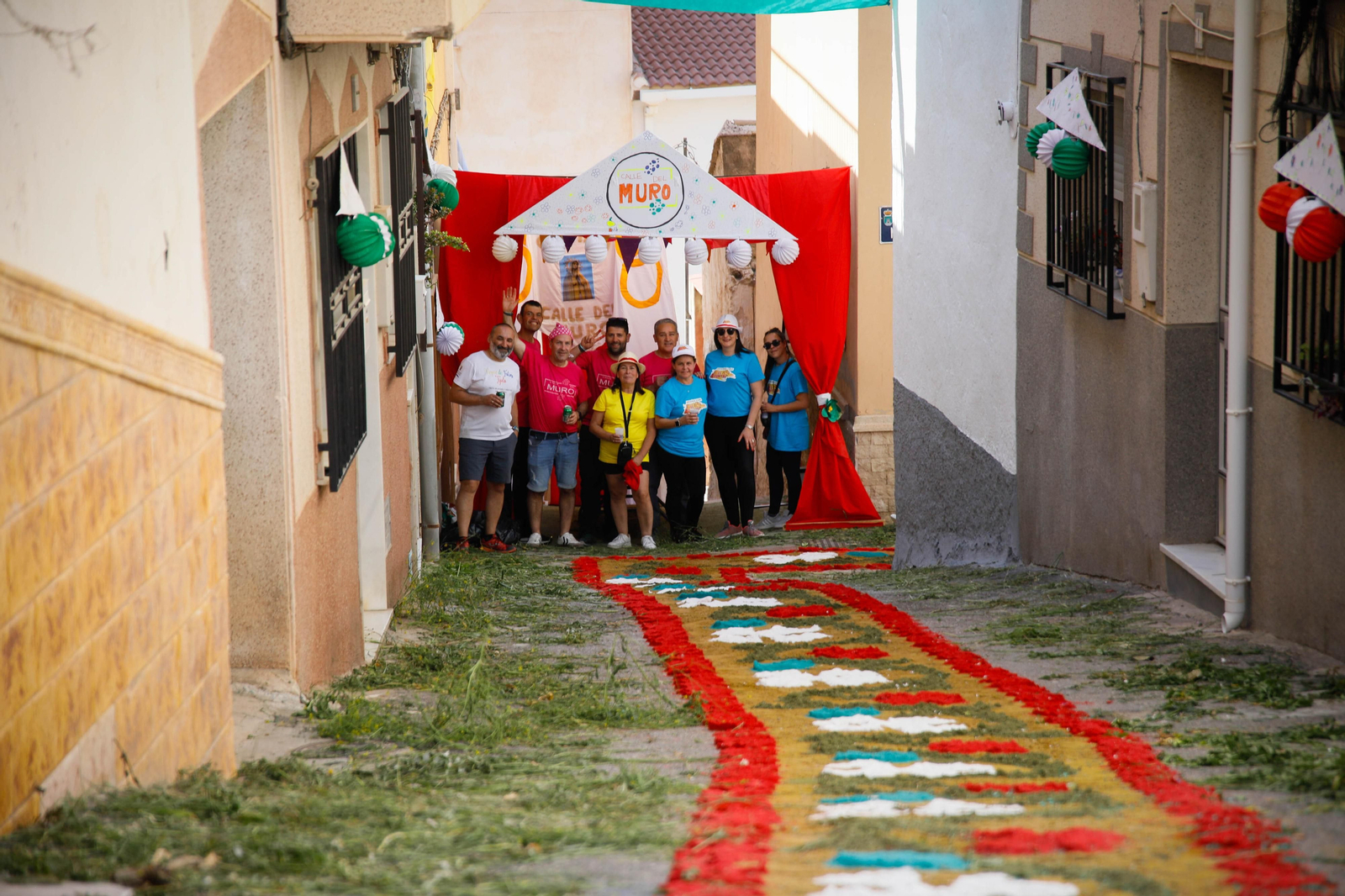 Así es la gran alfombra de serrín para que levite la Virgen de Fátima de Tíjola