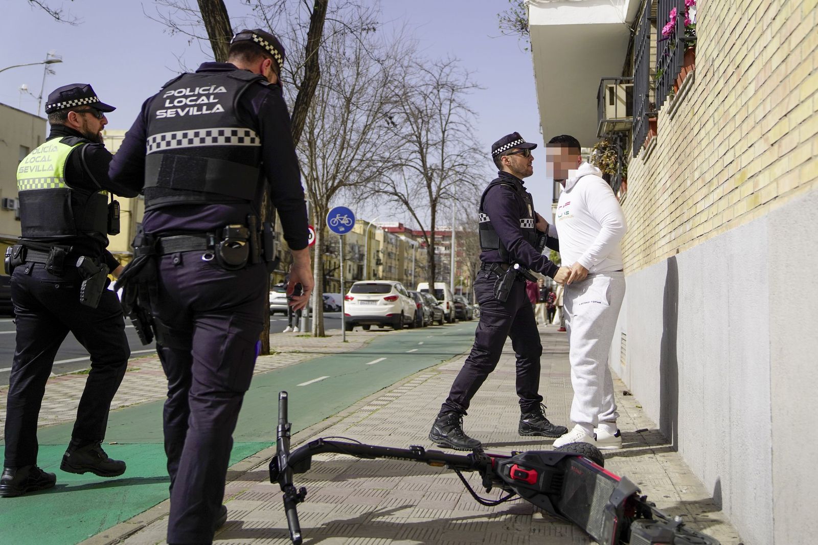 Primer día de multas a los patinetes de Sevilla, en imágenes